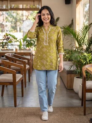 Peachmode Green Rayon Abstract Printed Short Top - Image 2