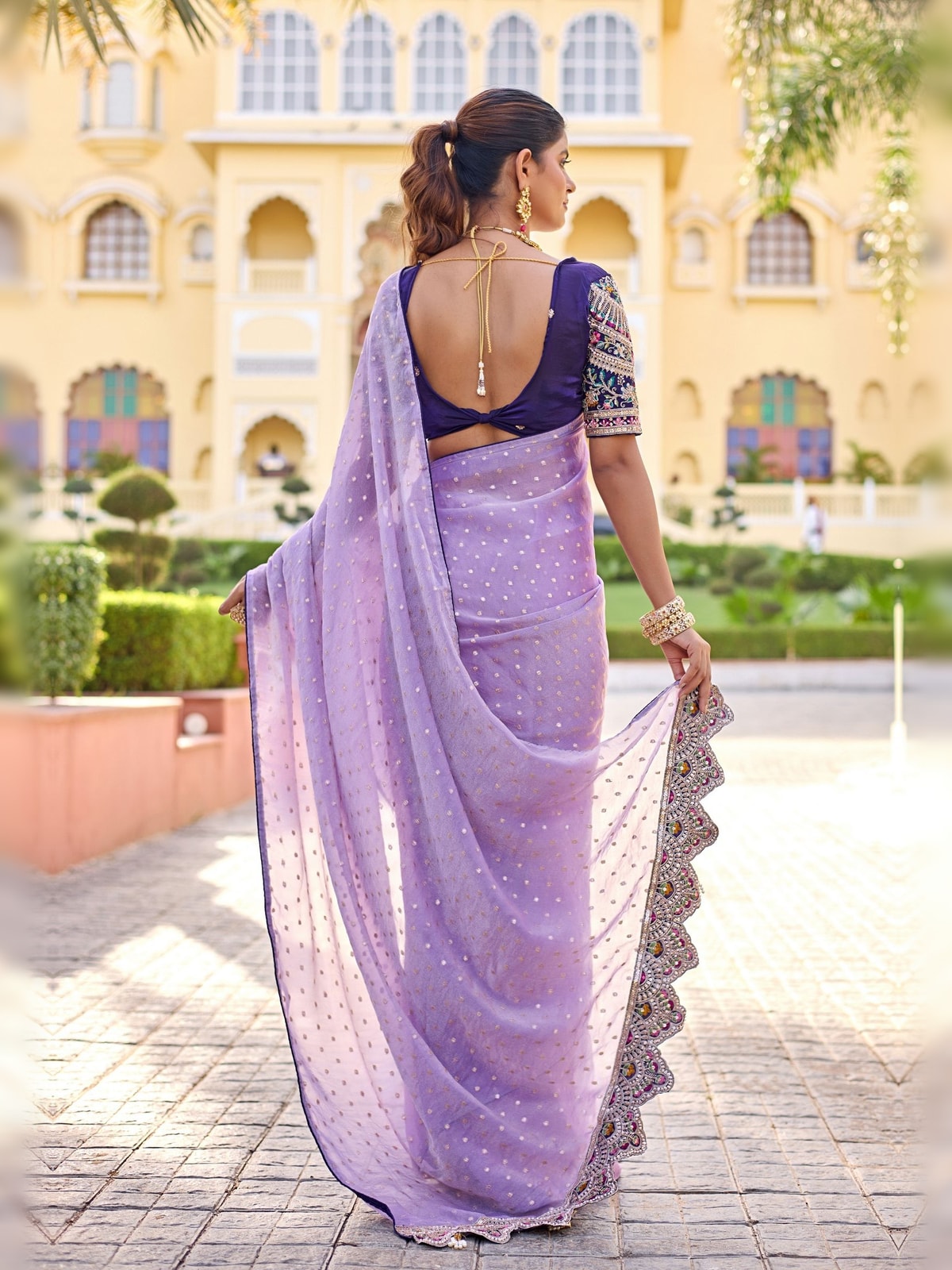 Peachmode Lavender Bhutti Georgette Saree With Heavy Embroidered Scalloped Border - Image 6
