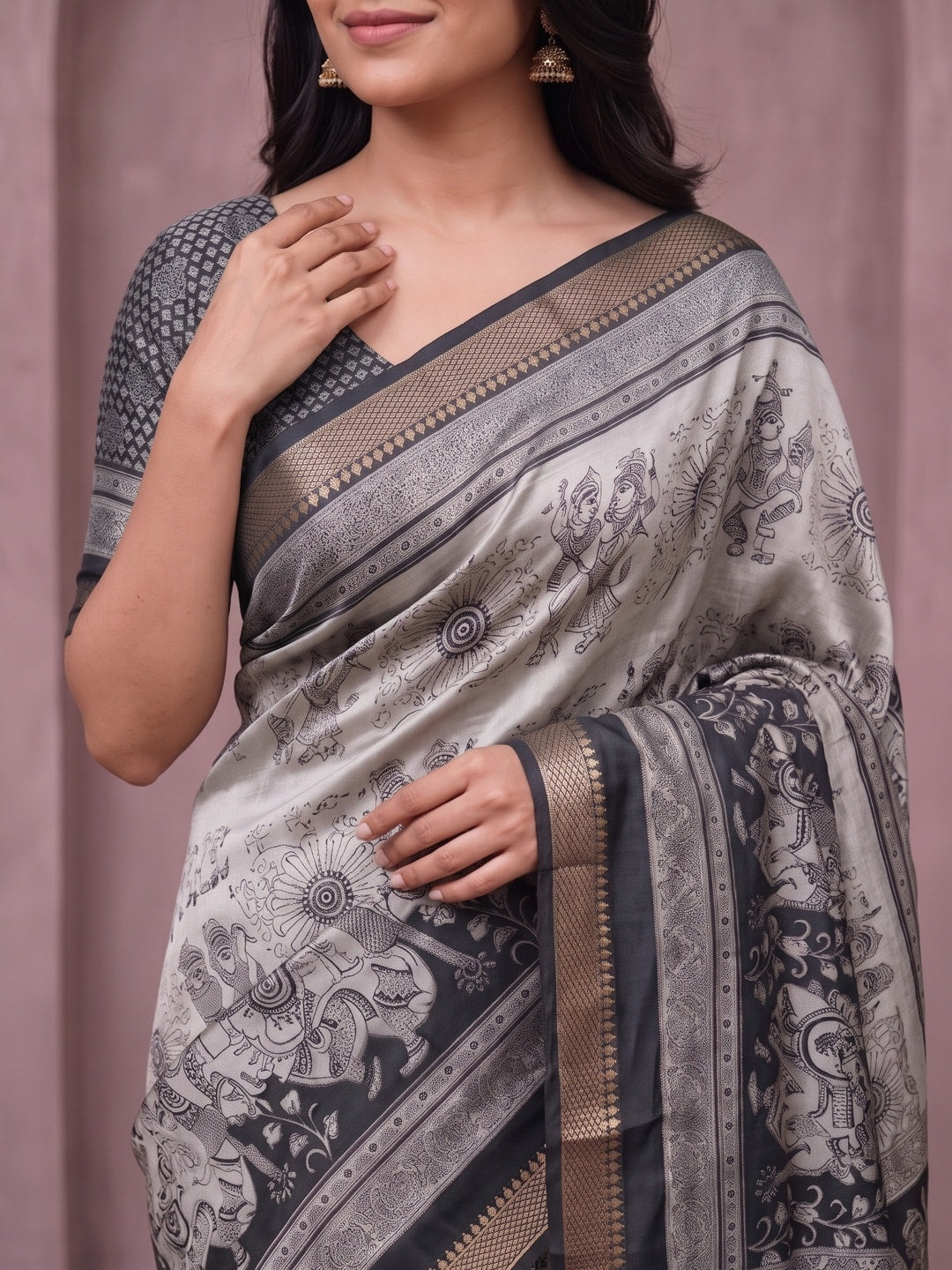 Peachmode Black Maheshwari Silk Viscose Printed Saree With Zari Border And Kalamkari Pallu - Image 5