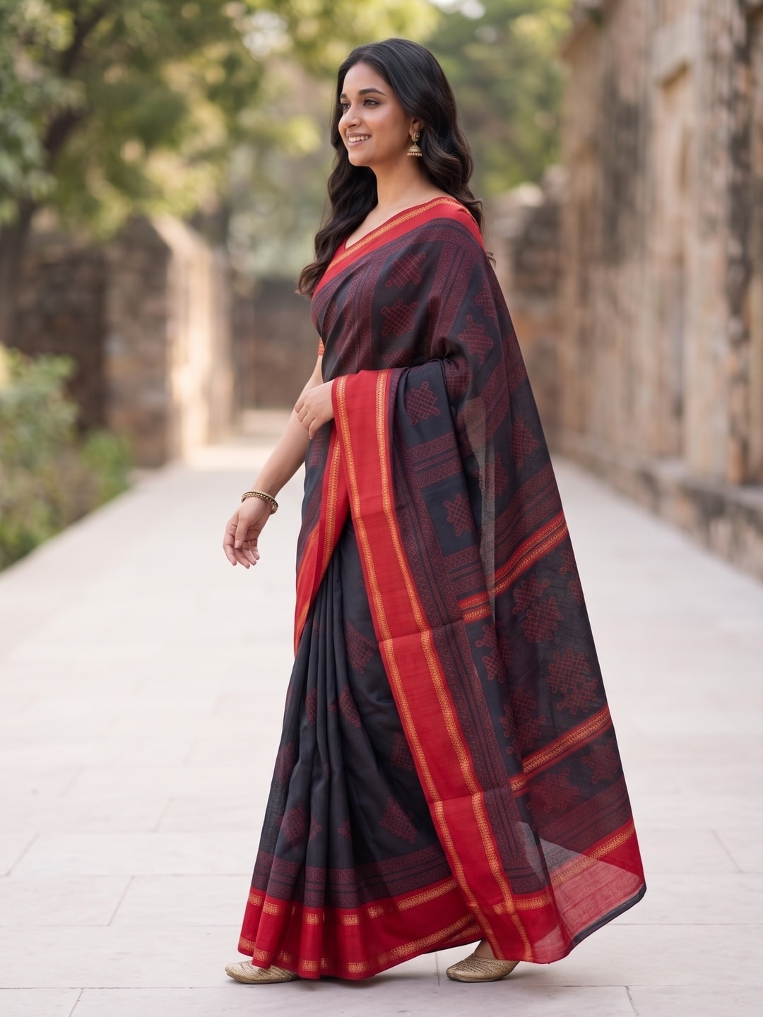 Peachmode Black Tussar Silk Saree With Kashmiri Kolam Print, Rich Pallu And Contrast Gadwal Border - Image 3
