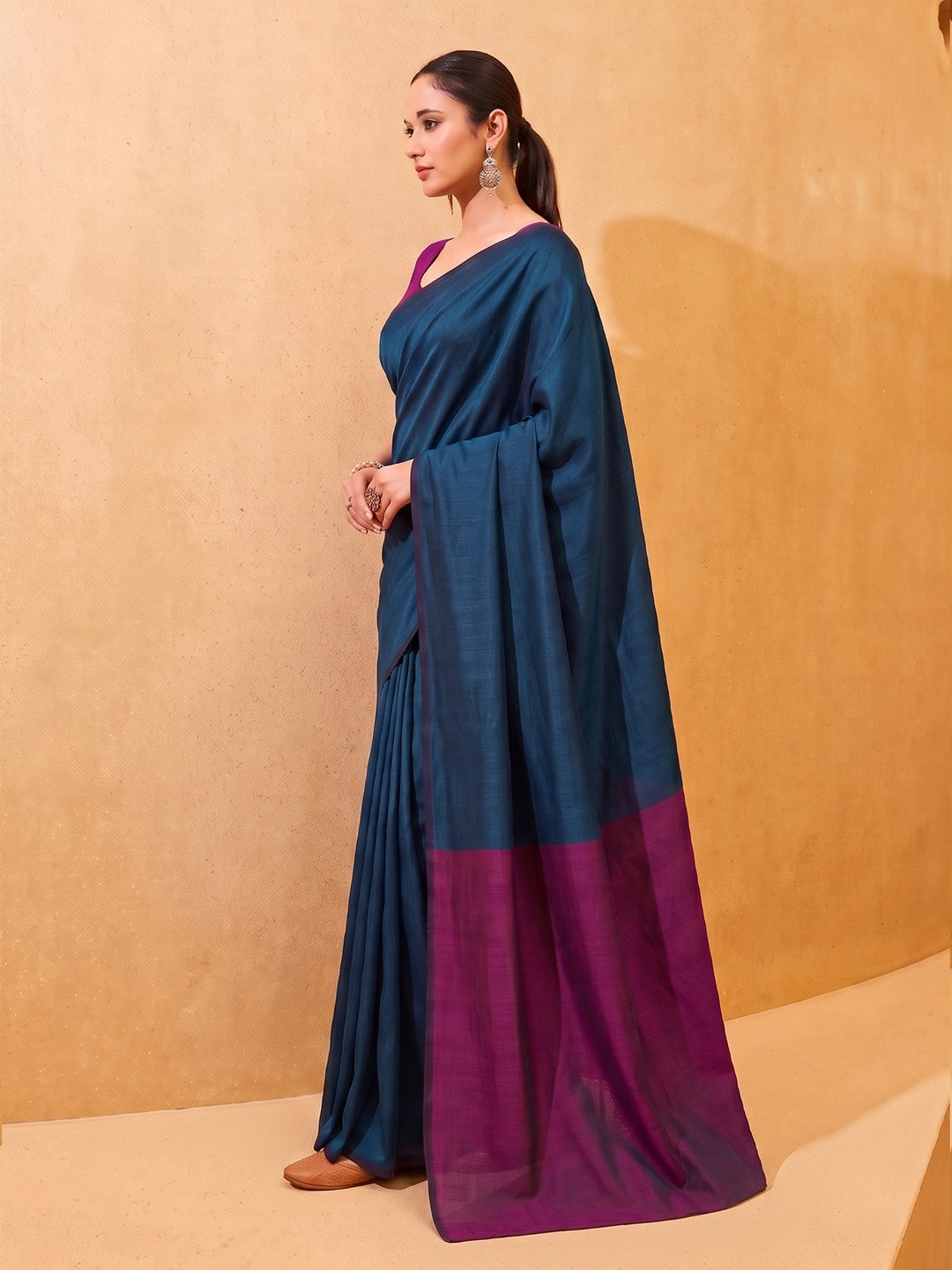 Peachmode Navy Blue Two Tone Mul Cotton Saree With Contrast Pallu - Image 2