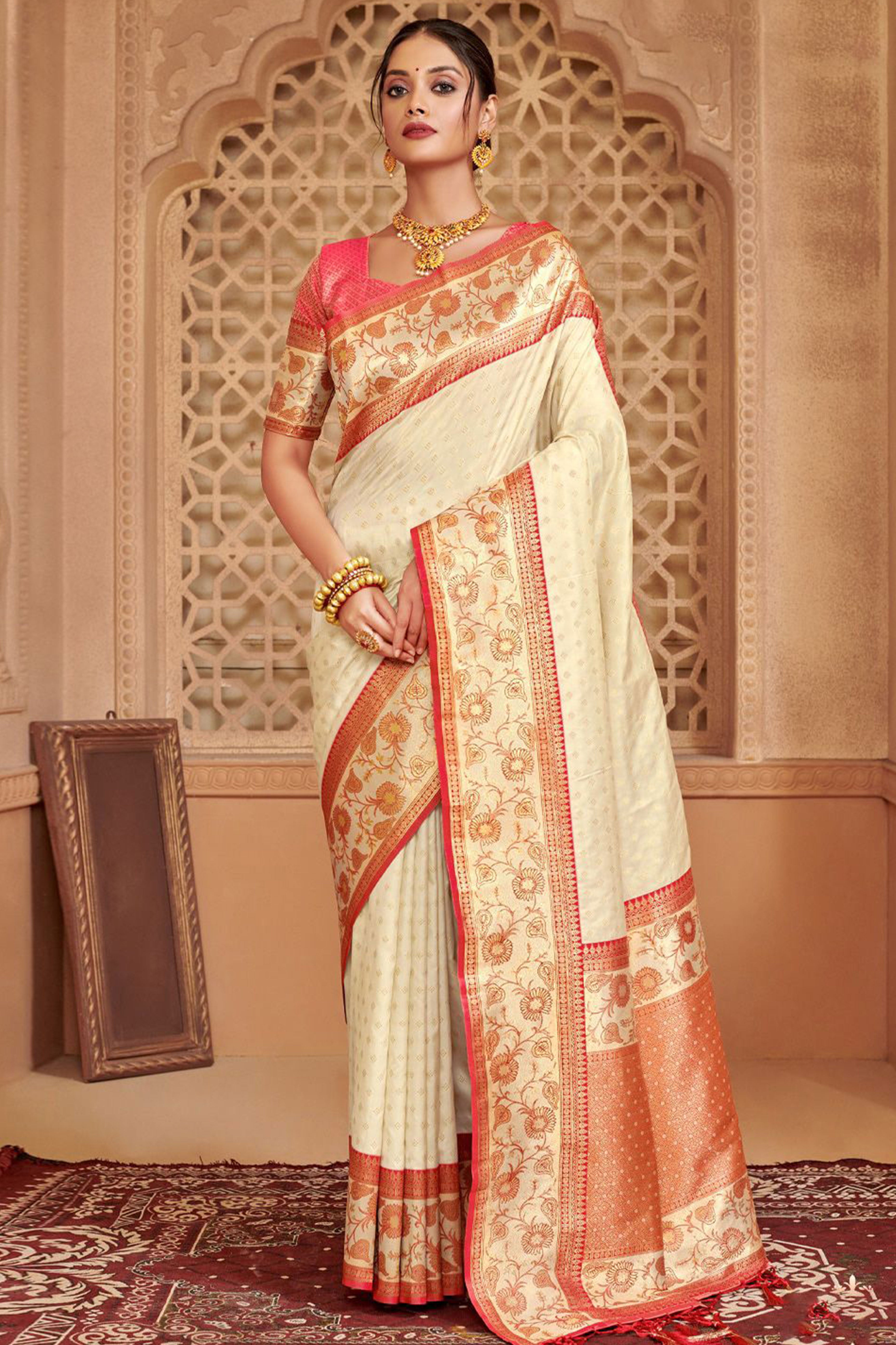 Elegant OffWhite Floral Zari Weaving Silk Blend Saree With Tassel Pallu