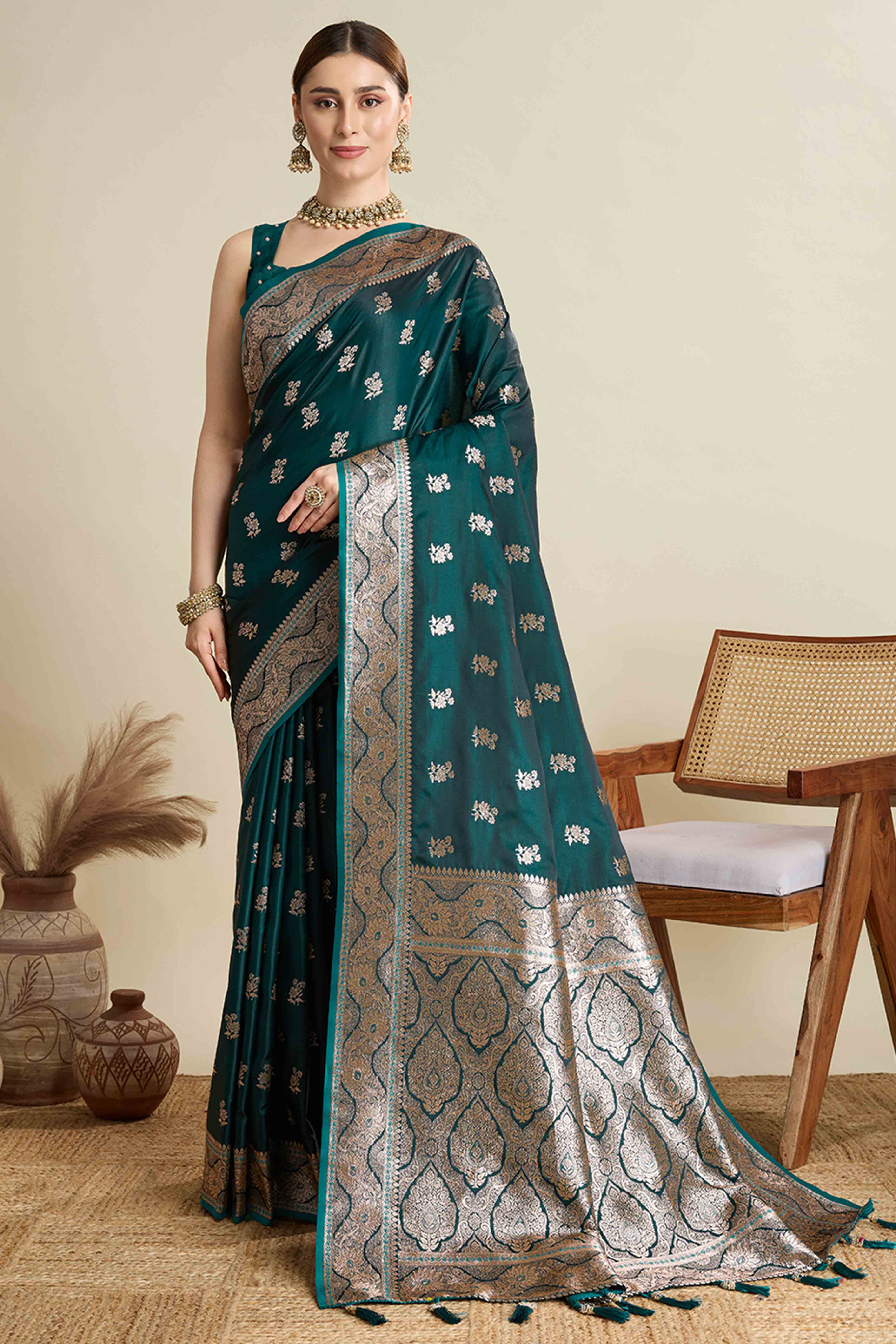 30Morpich Green Pure Silk Saree Featuring Traditional Banarasi Zari Weaving Patterns
