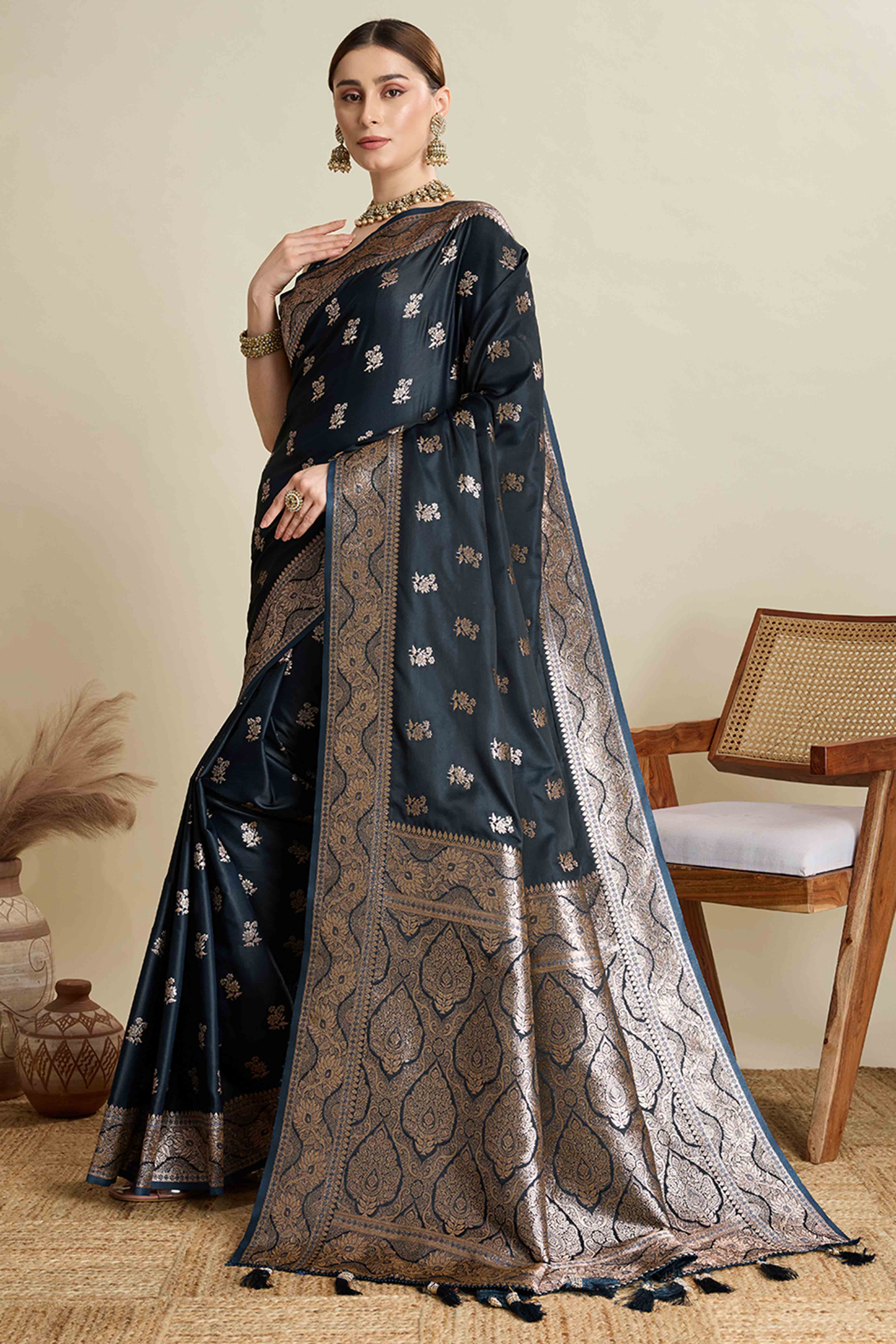 Black Pure Silk Saree Featuring Traditional Banarasi Zari Weaving Patterns