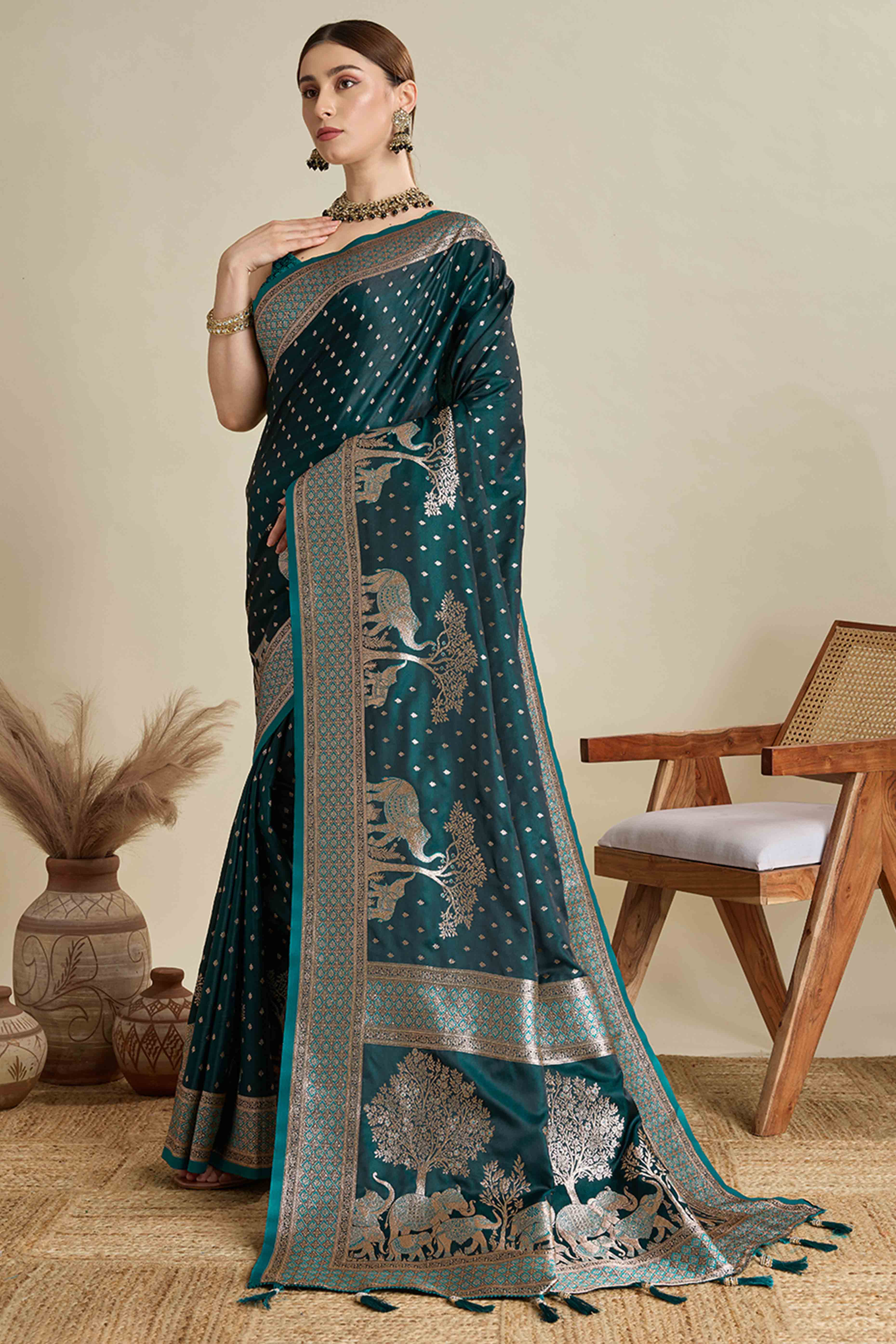 Morpich Green Pure Silk Saree Featuring Traditional Banarasi Zari Weaving Patterns