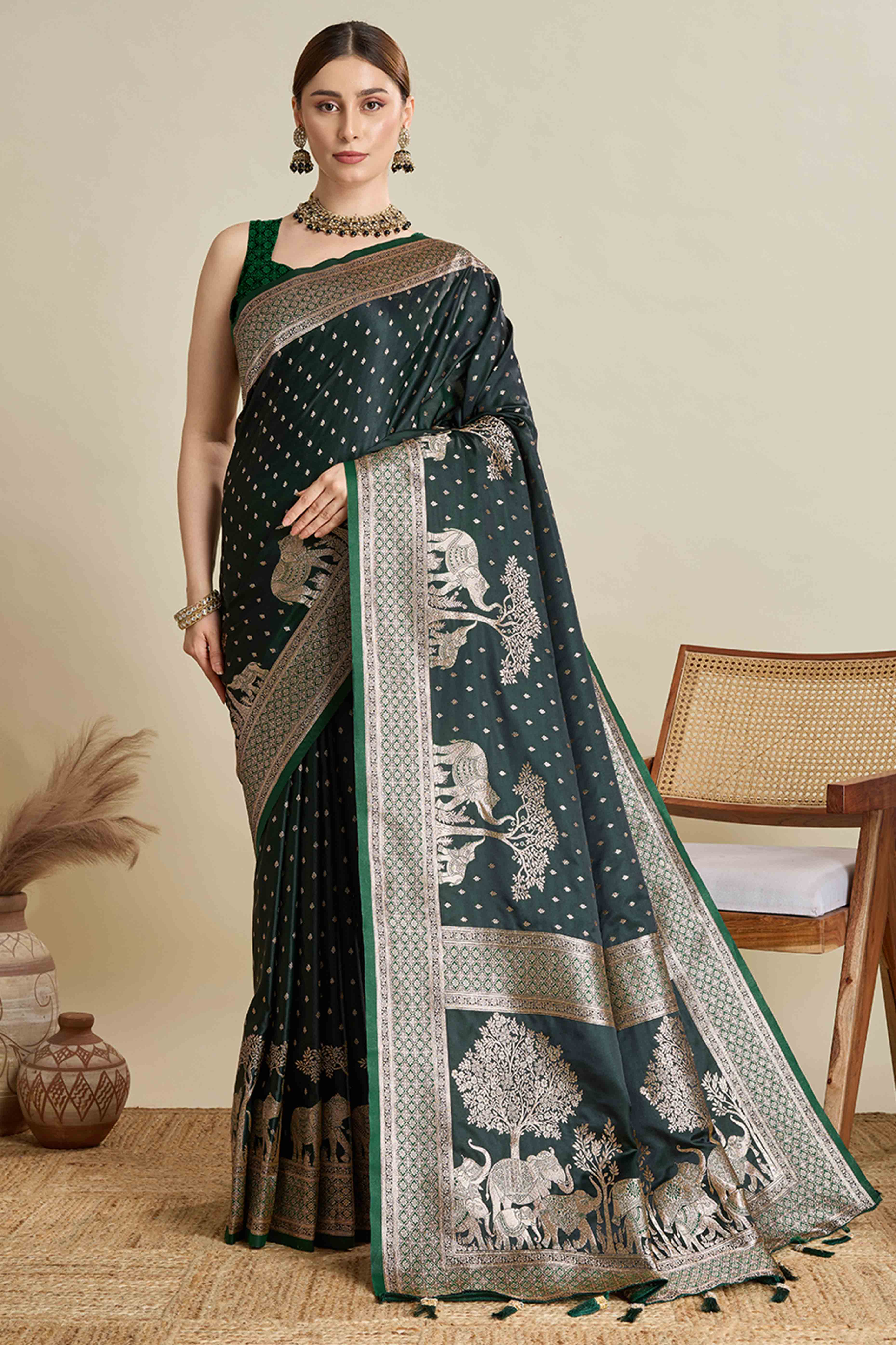 Green Pure Silk Saree Featuring Traditional Banarasi Zari Weaving Patterns