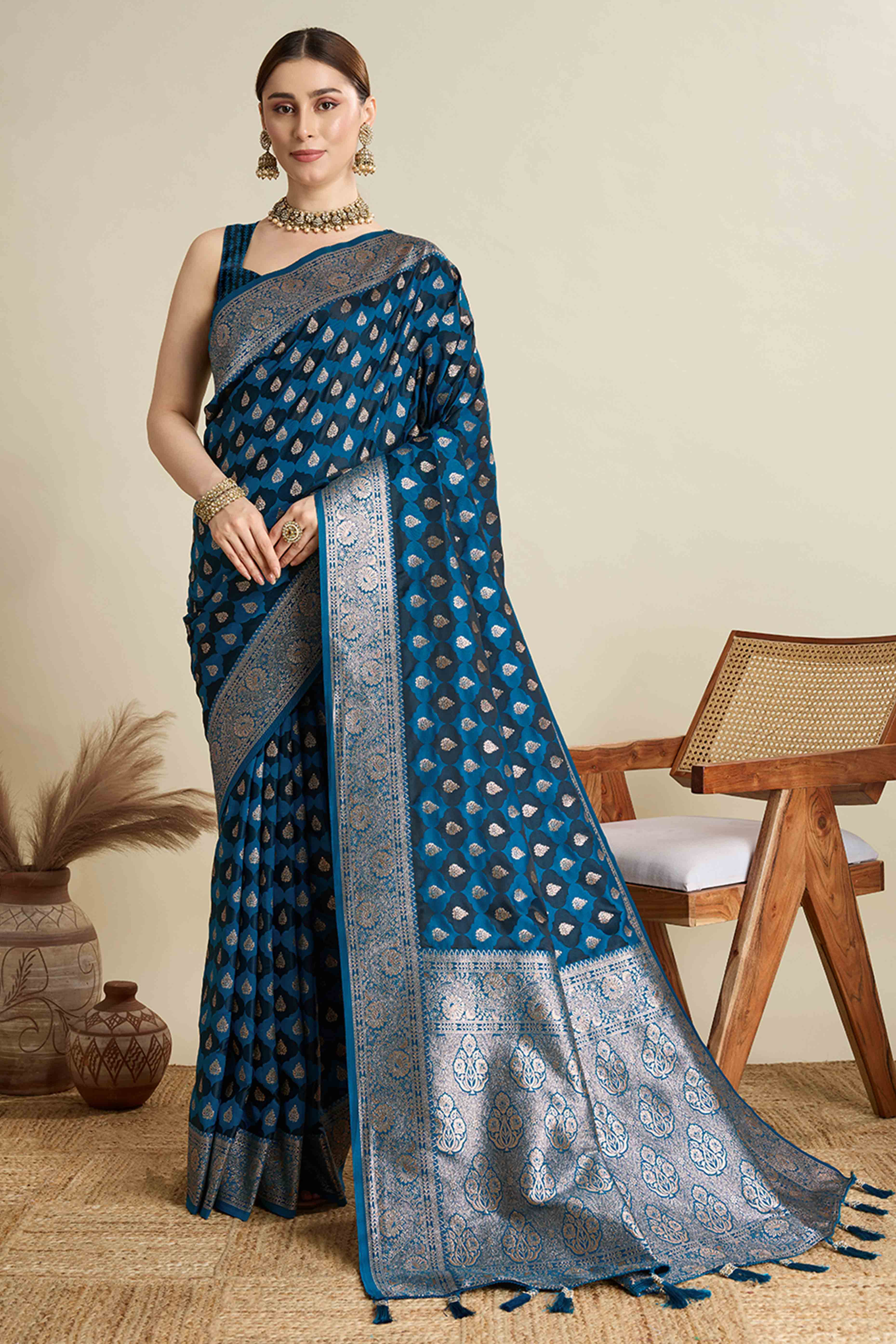 Blue Pure Silk Saree Featuring Traditional Banarasi Zari Weaving Patterns