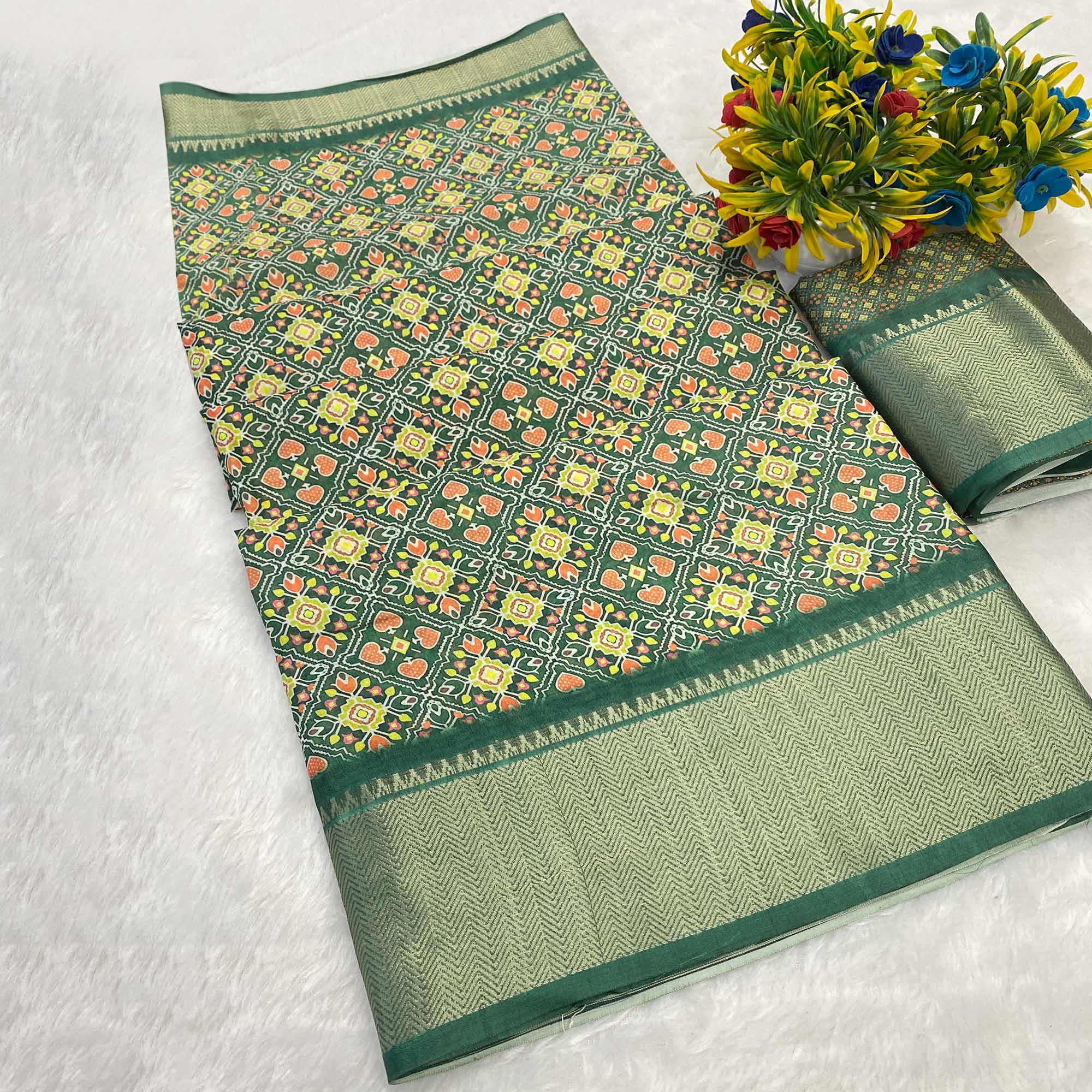 Green Dola Silk Saree Featuring Traditional Patan Patola Print