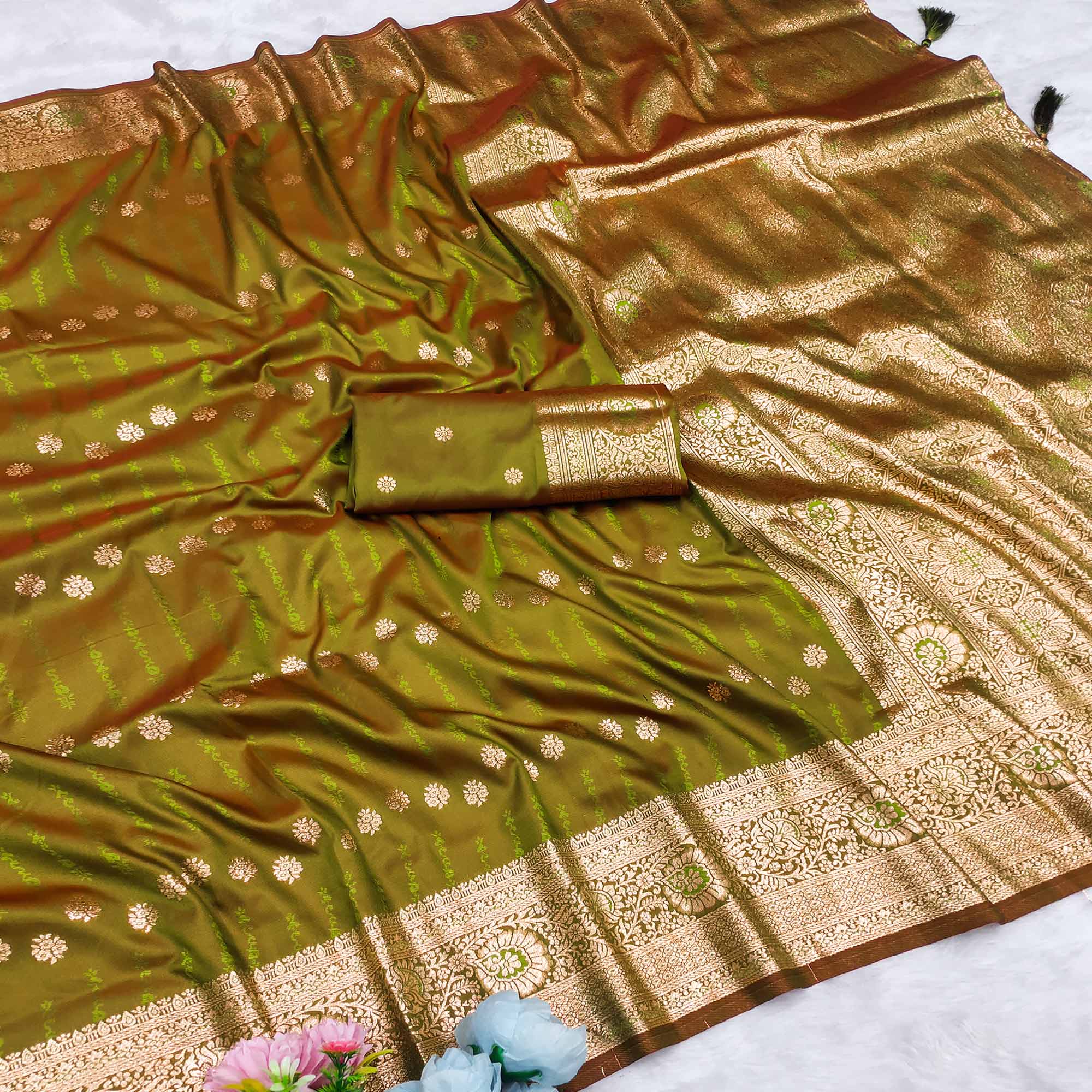 Green Zari-Woven Cotton Silk Saree Featuring a Graceful Drape and Delicate Tassel Detailing