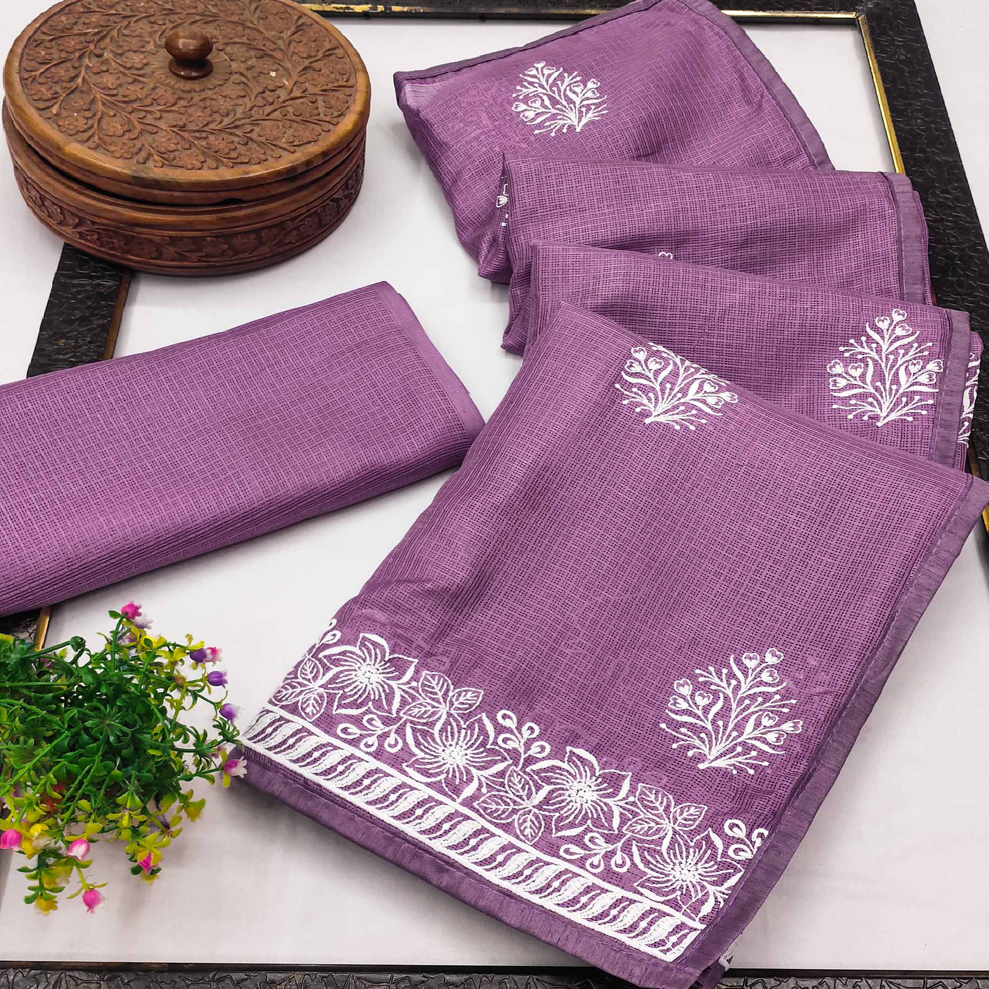 Elegant Light Purple Kota Doria Saree with Intricate Floral Embroidery Detailing