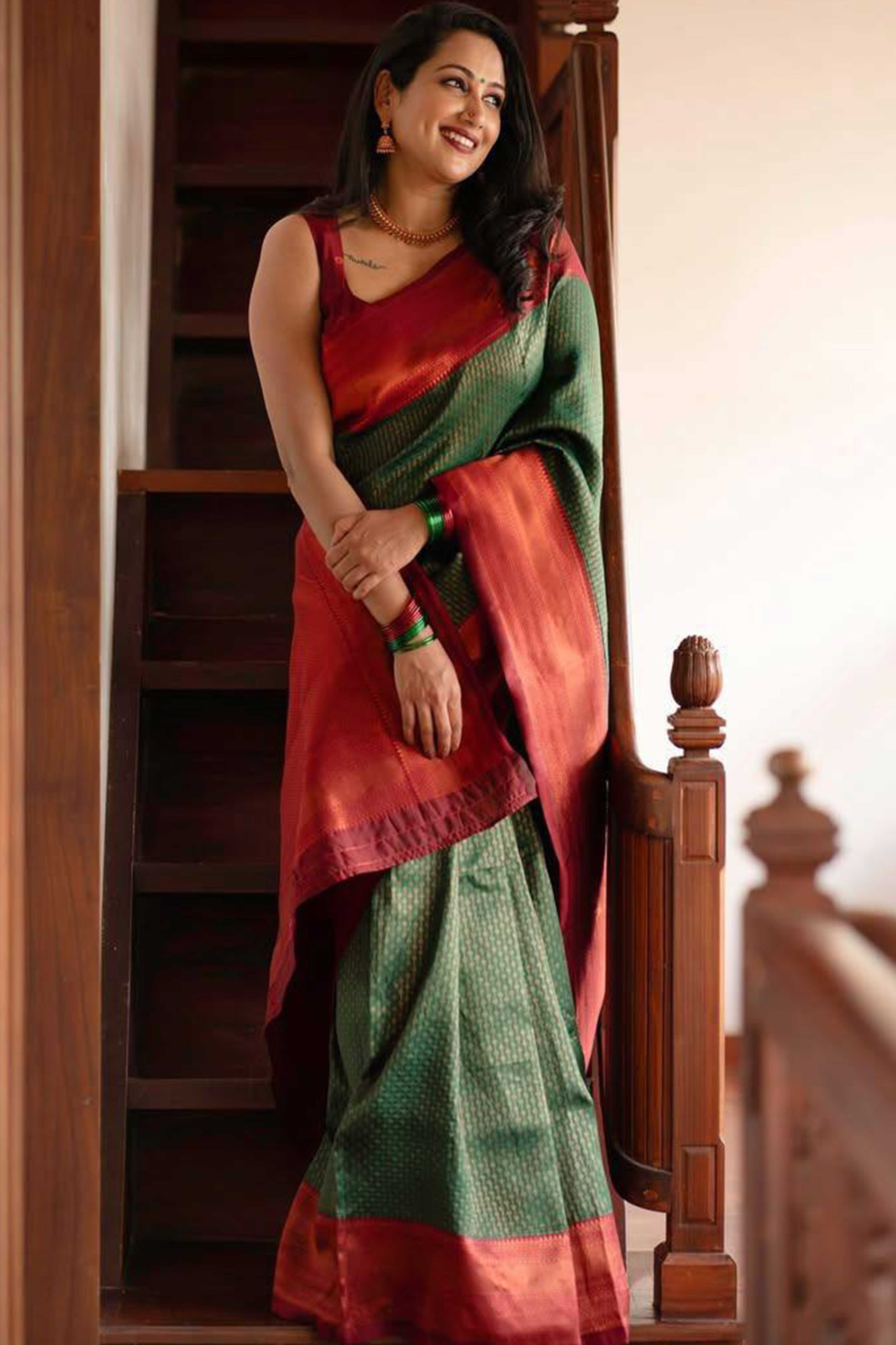 Elegant Green Banarasi Silk Saree Featuring Intricate Zari Weaving