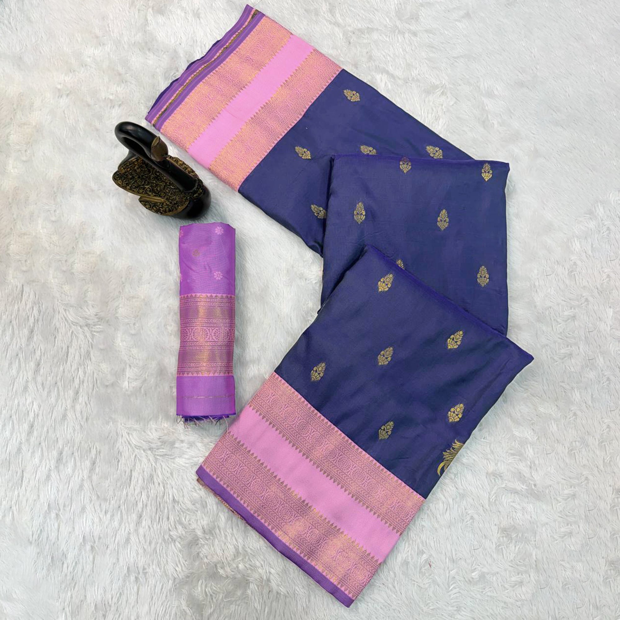 Blue Traditional Kanjivaram Silk Saree Featuring Classic Zari Butti Weaving