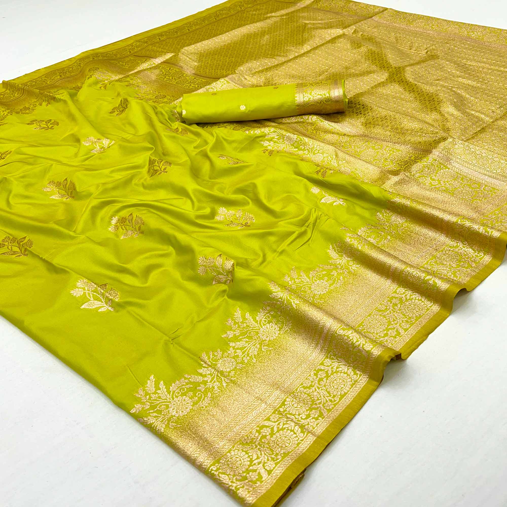 Green Art Silk Saree Featuring Intricate Floral Zari Weaving & An Elegant Banarasi Pallu