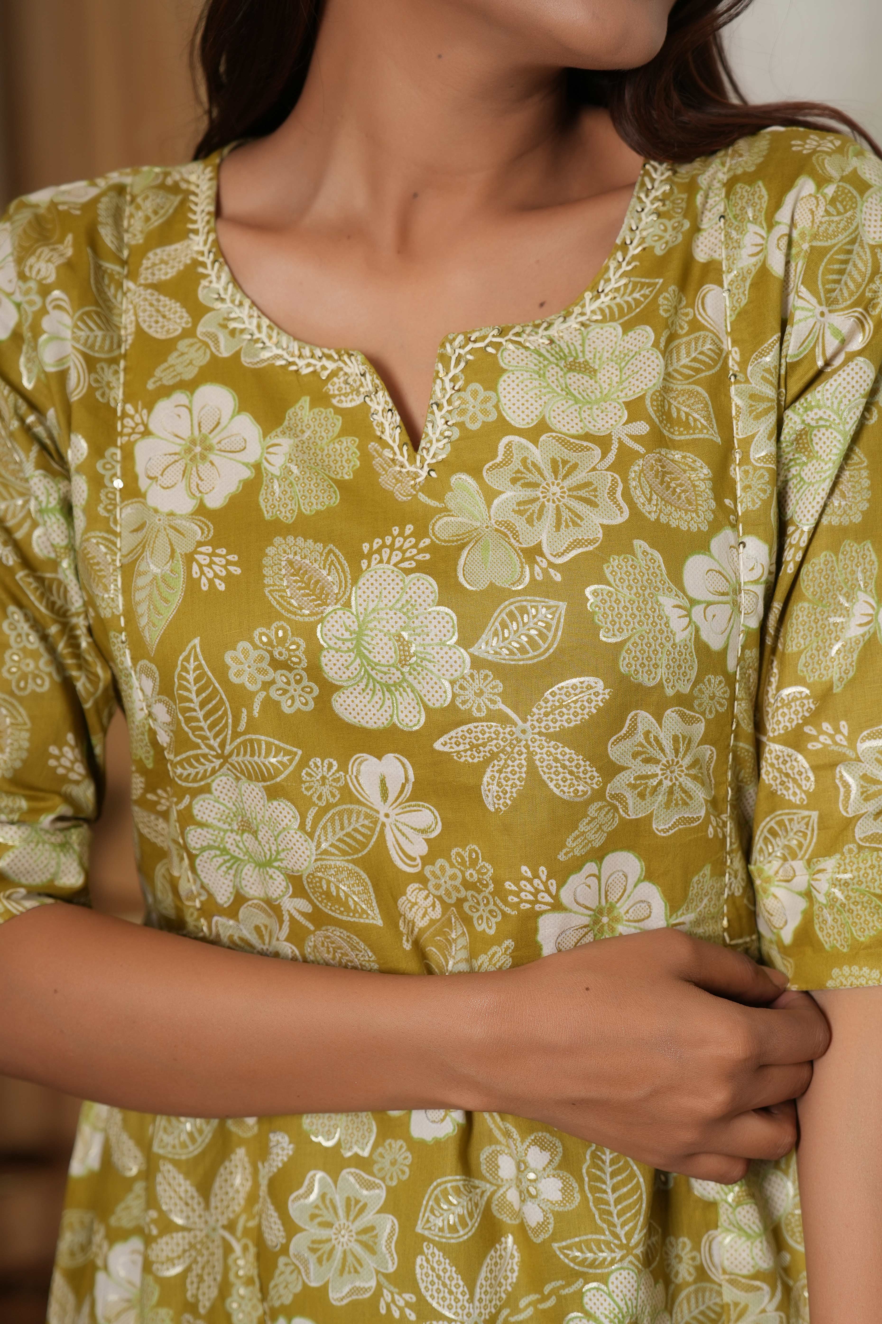 Green Casual Cotton Top with Printed Blooms