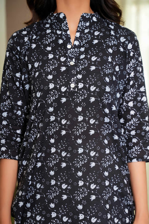 Black Perfect Daily Wear Floral Cotton Kurti in Straight Silhouette