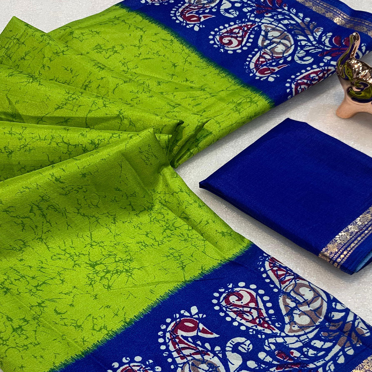 Green & Blue Abstract Printed Dola Silk Saree Enhanced With Kalamkari Art Pallu