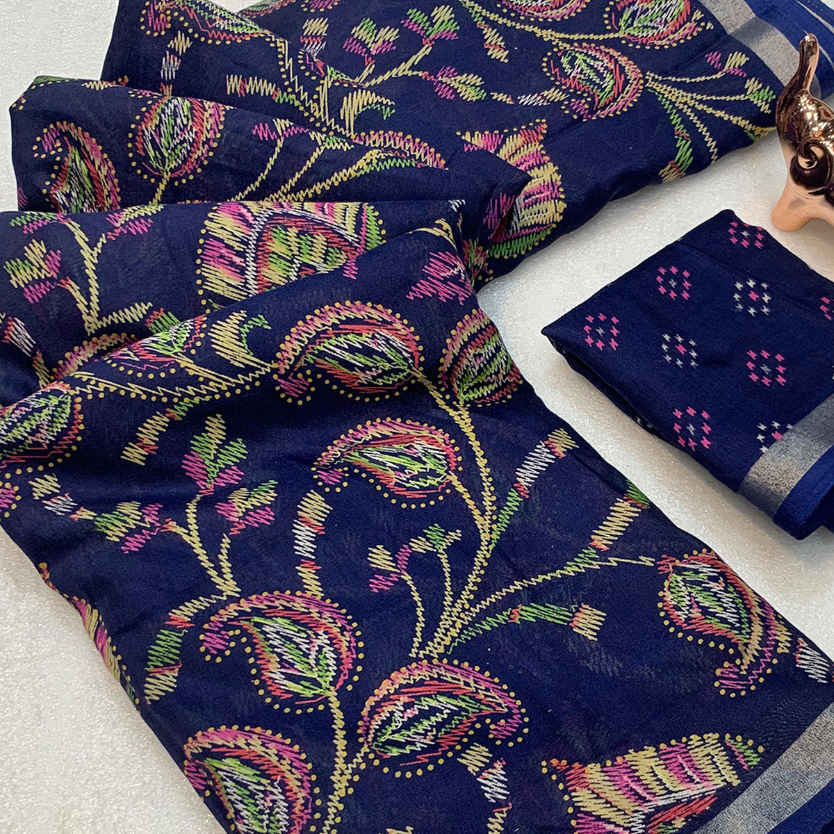 Navy Blue Maheshwari Silk Blend Saree Adorned With Elegant Floral Print & Two Tone Finish