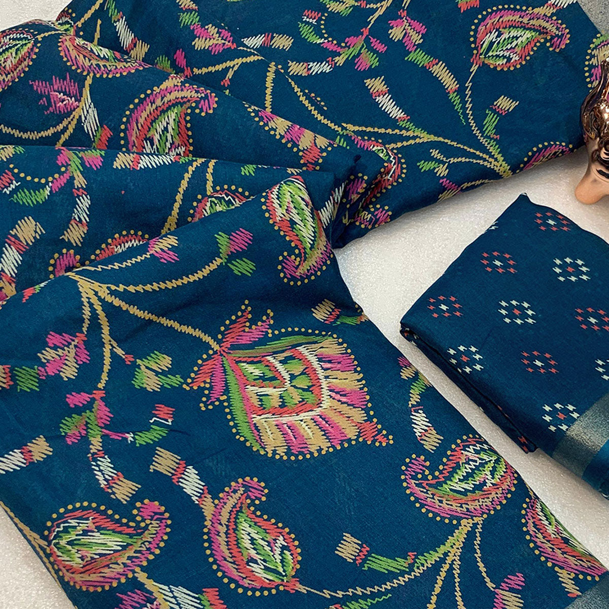 Teal Blue Maheshwari Silk Blend Saree Adorned With Elegant Floral Print & Two Tone Finish