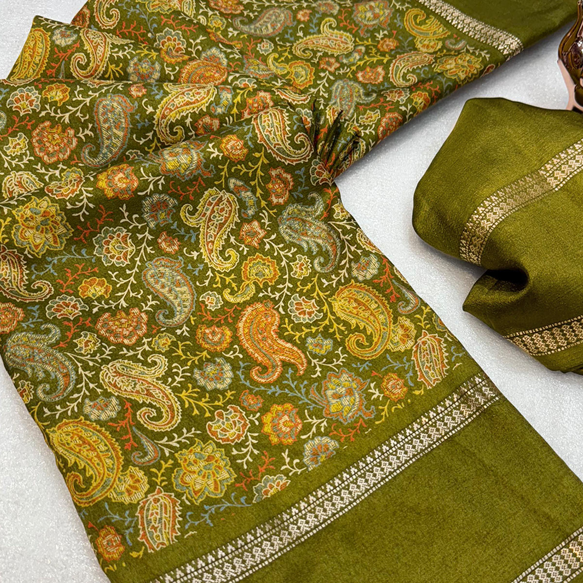 Gorgeous Green Soft Silk Blend Saree Featuring Classic Paisley Prints for Elegant Occasions
