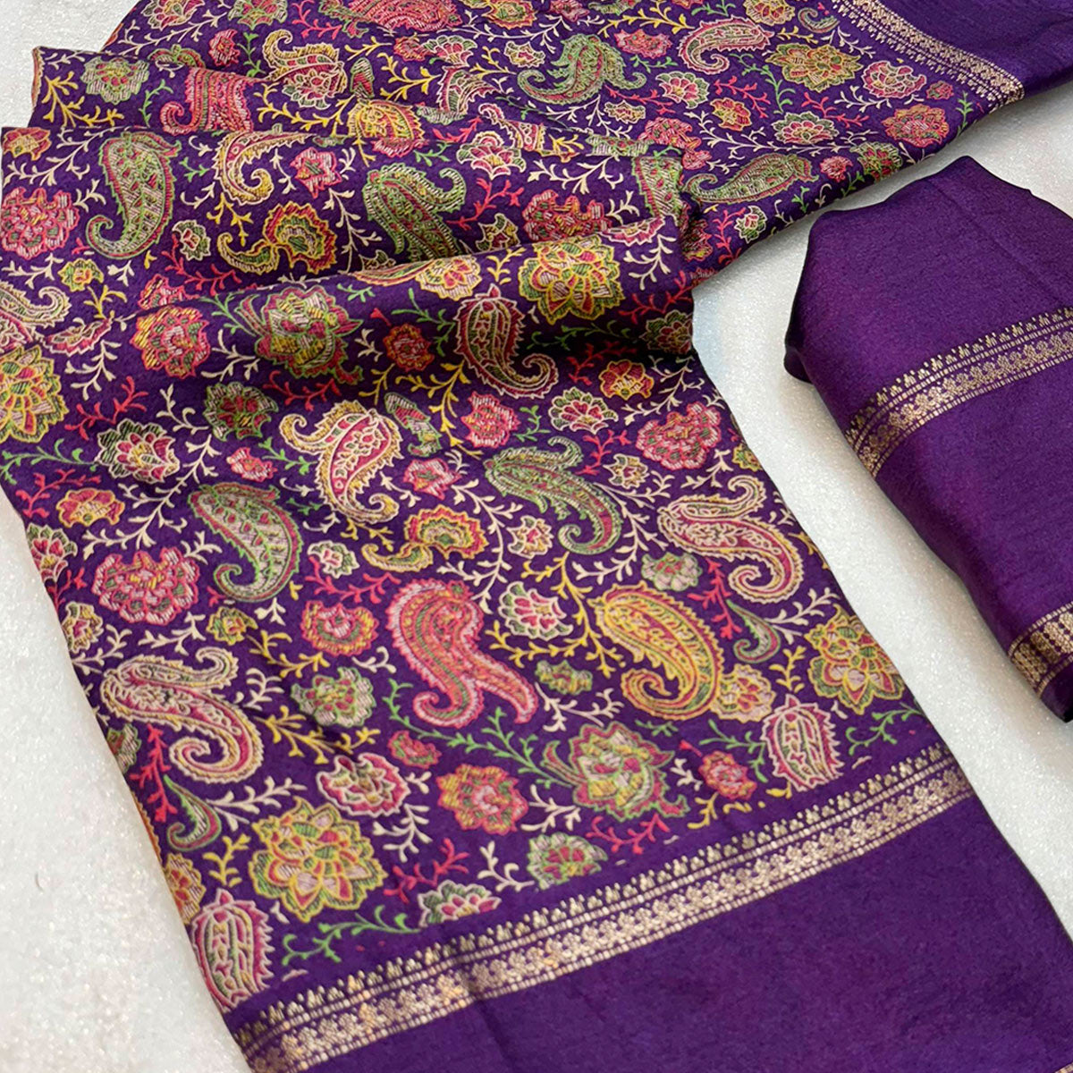 Gorgeous Purple Soft Silk Blend Saree Featuring Classic Paisley Prints for Elegant Occasions