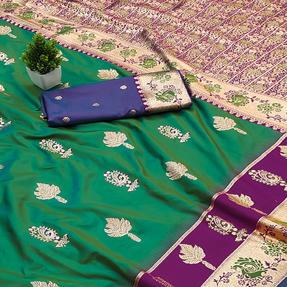 Emerald Green Cotton Silk Saree with Exquisite Zari Weaving