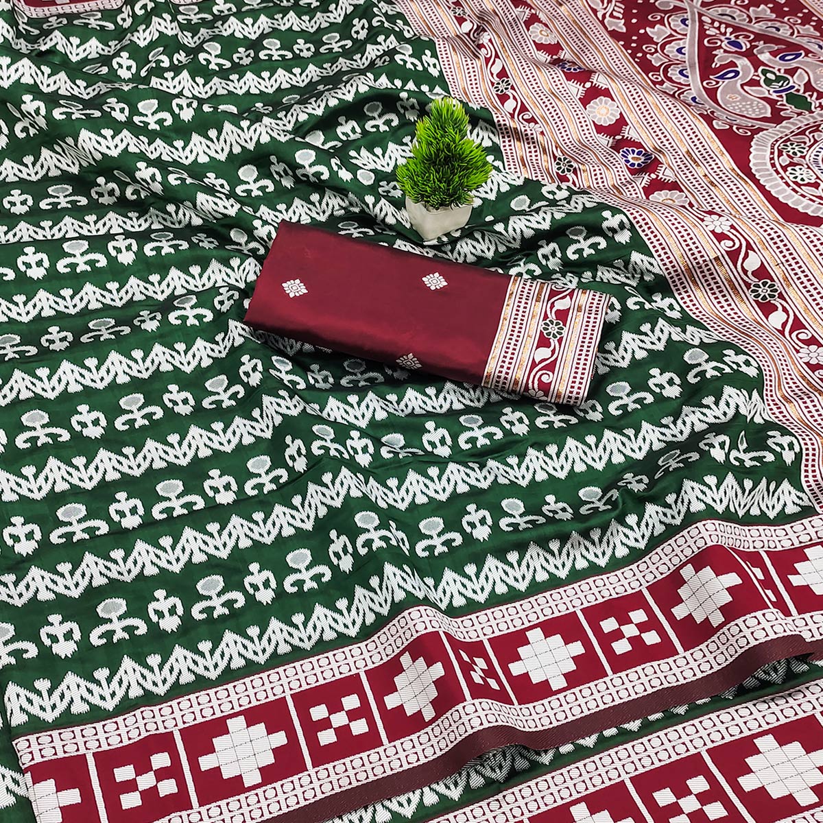 Green Weaving Cotton Silk Saree With Contrasting Floral & Peacock Design Pallu