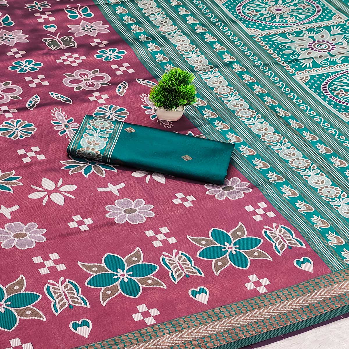 Dusty Pink Traditional Kanjivaram Silk Saree Featuring Elegant Floral Weaves