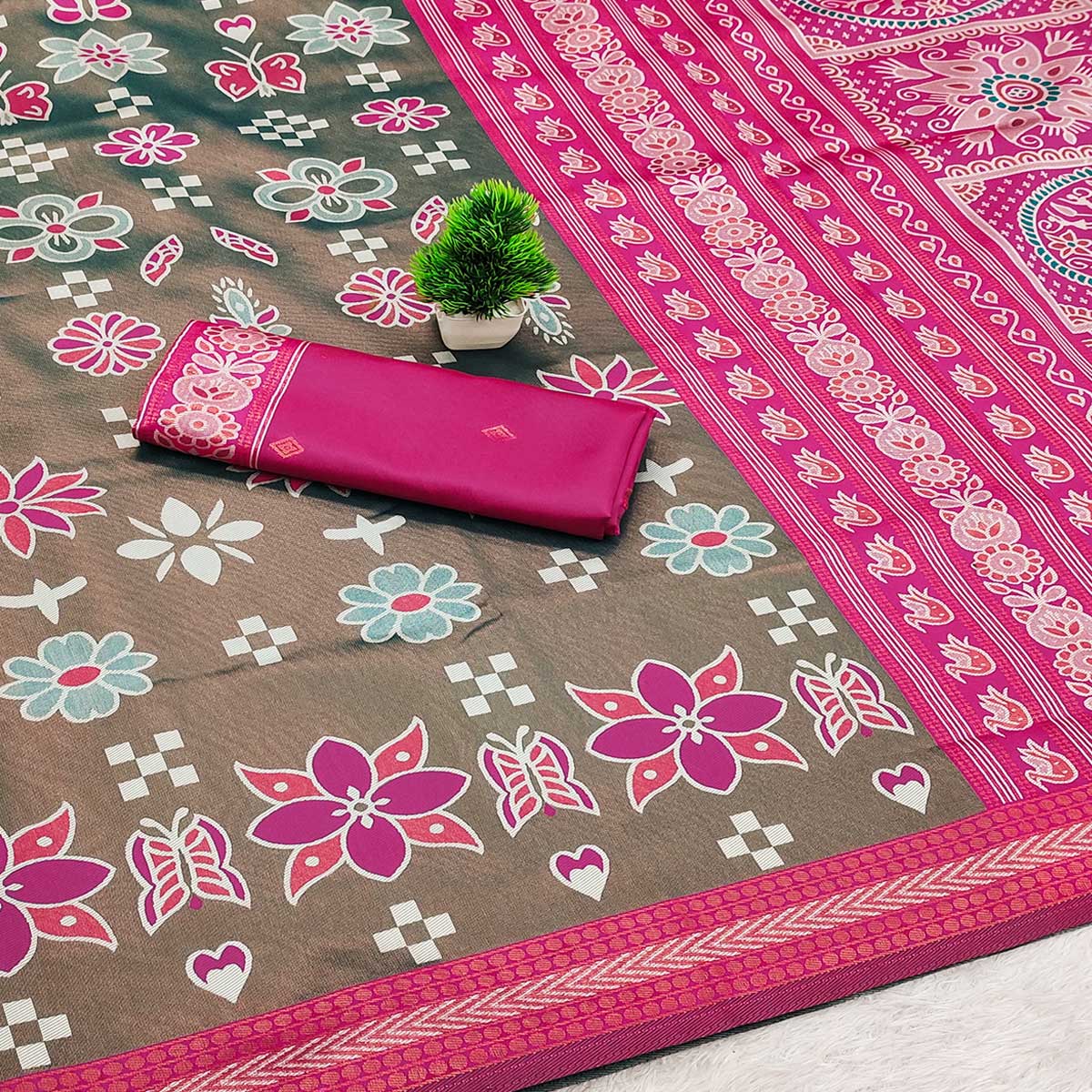 Grey Traditional Kanjivaram Silk Saree Featuring Elegant Floral Weaves