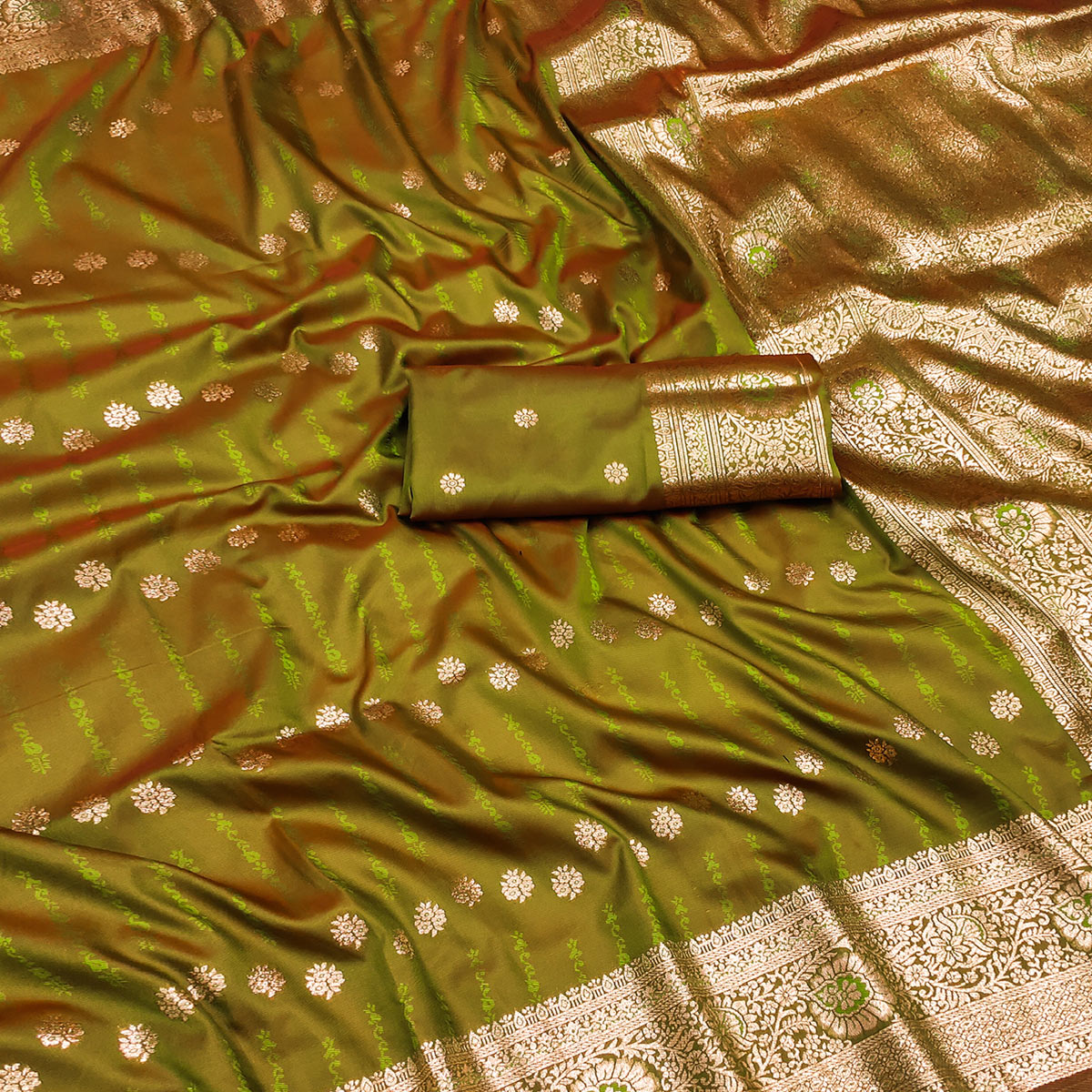 Green Zari-Woven Cotton Silk Saree Featuring a Graceful Drape and Delicate Tassel Detailing