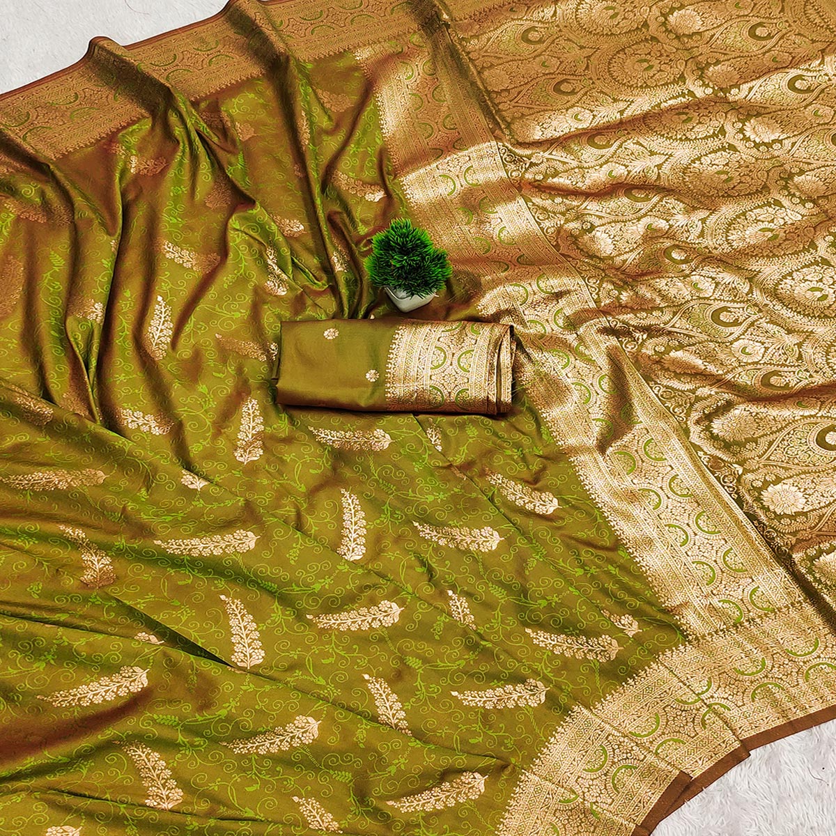 Green Traditional Cotton Silk Saree Enhanced with Fine Zari Work and Decorative Tassel Edges