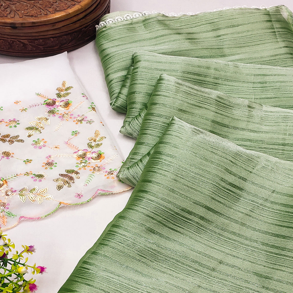 Green Solid Woven Chiffon Saree With Lace Border