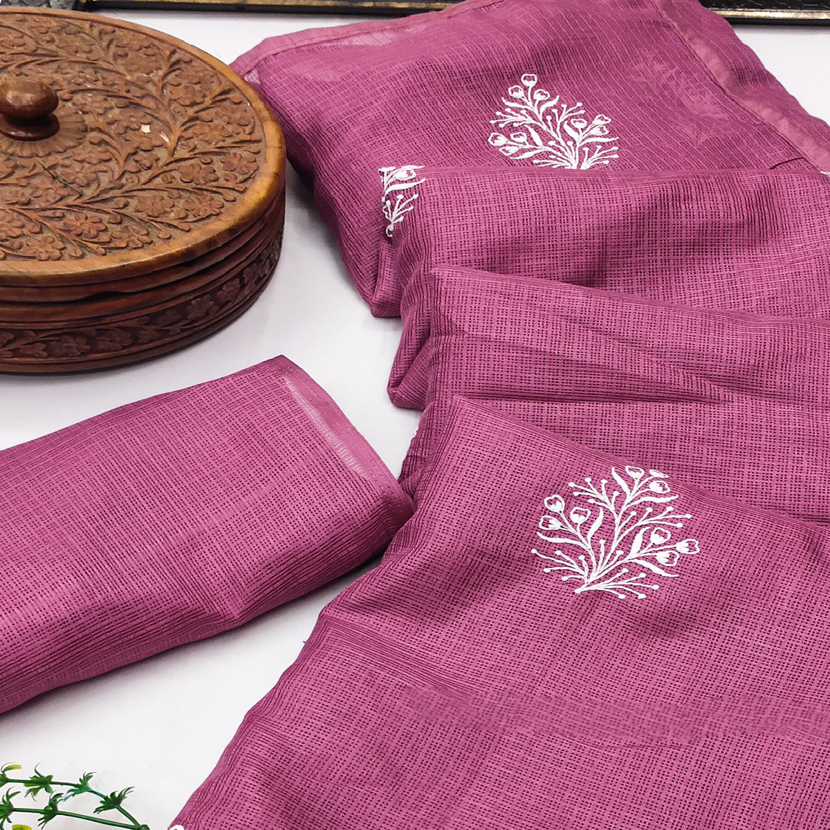 Elegant Dusty Pink Kota Doria Saree with Intricate Floral Embroidery Detailing