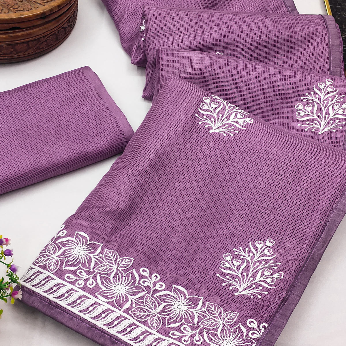 Elegant Light Purple Kota Doria Saree with Intricate Floral Embroidery Detailing