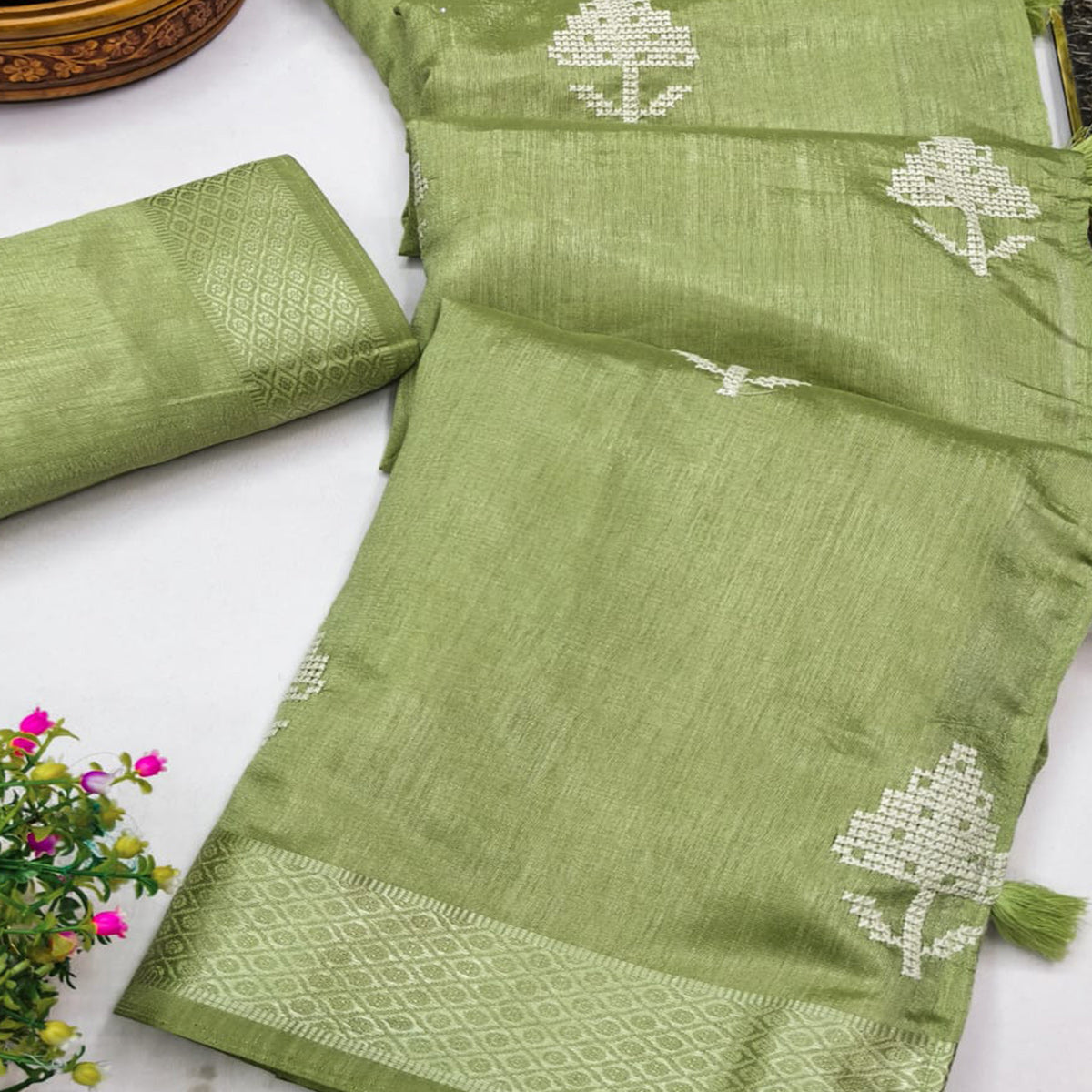 Green Embroidered Art Silk Saree Adorned With Classic Zari Weaving Details