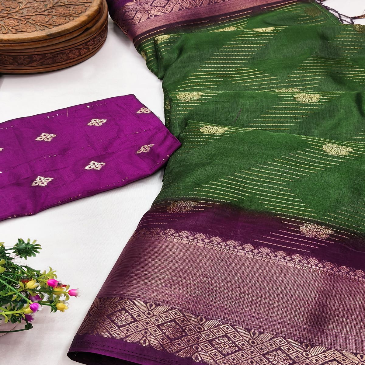Classic Green Jacquard Saree Showcasing Floral & Zig-Zag Weaving With Tassel Pallu