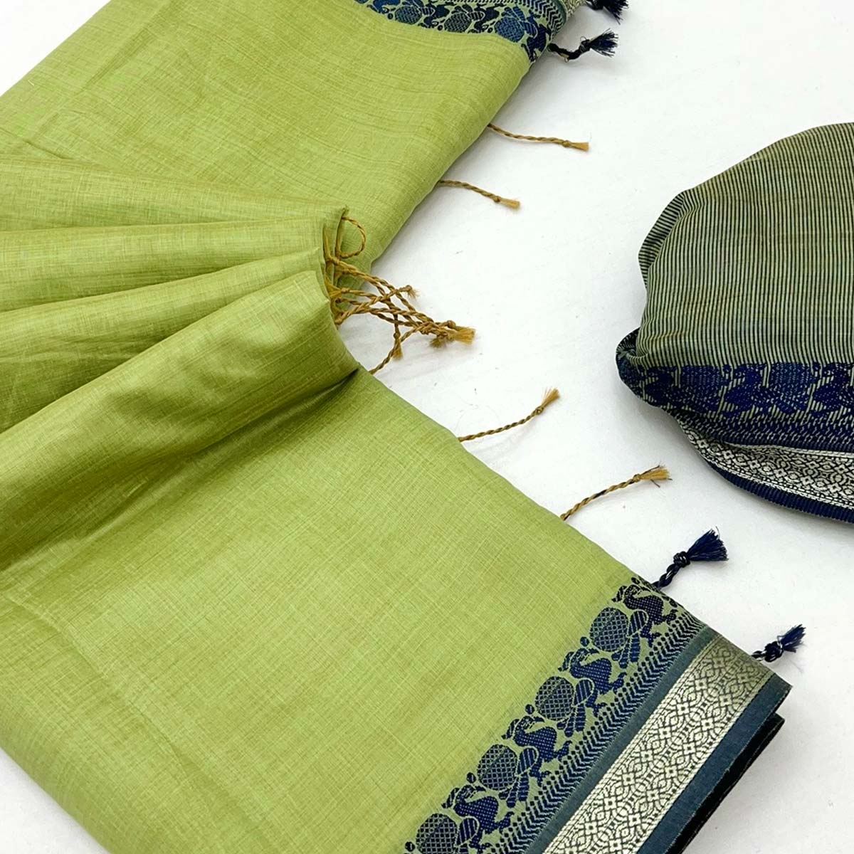 Green Pure Handloom Silk Saree with an Elegantly Woven Jacquard Border