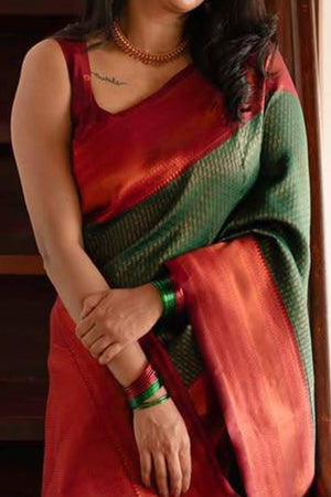 Elegant Green Banarasi Silk Saree Featuring Intricate Zari Weaving