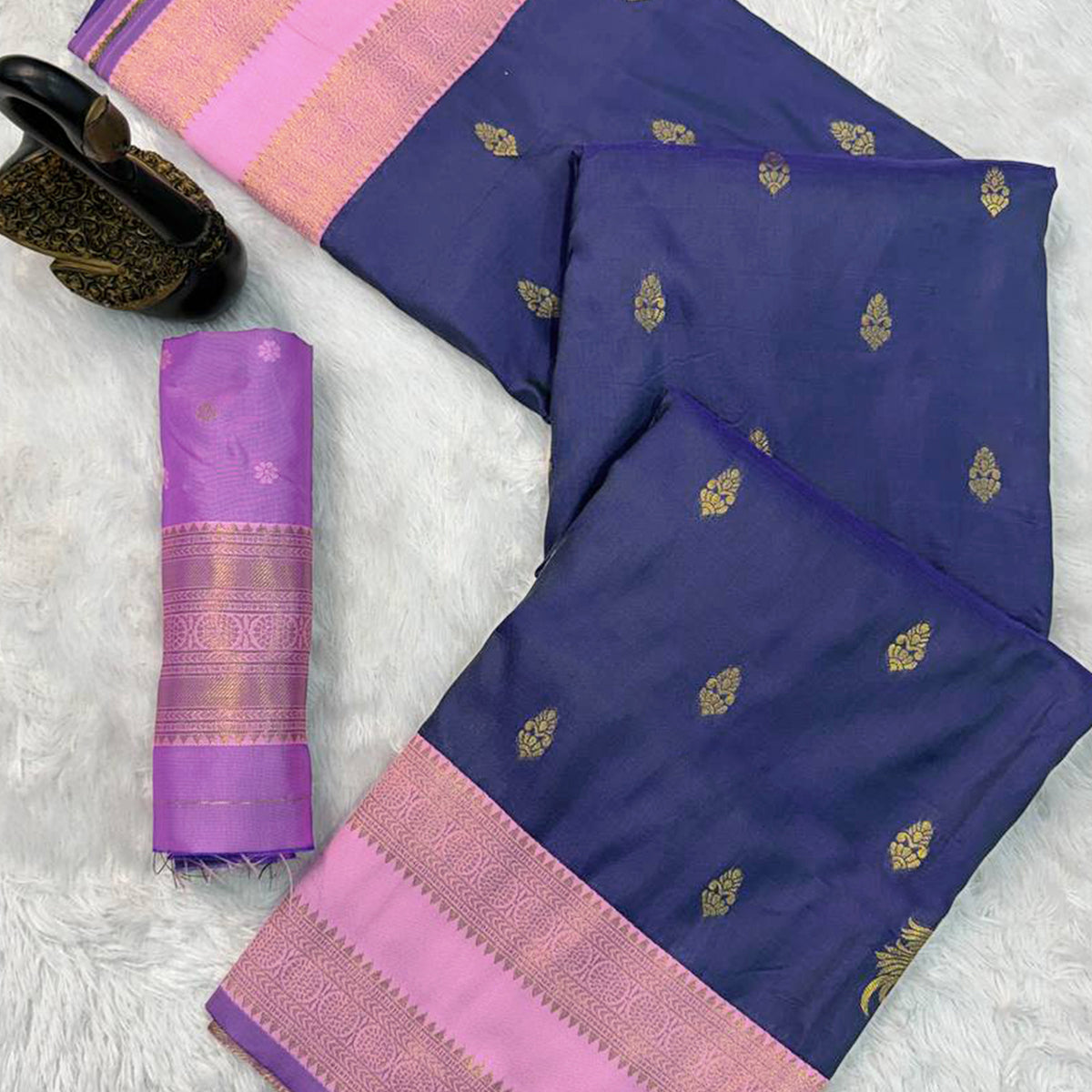 Blue Traditional Kanjivaram Silk Saree Featuring Classic Zari Butti Weaving