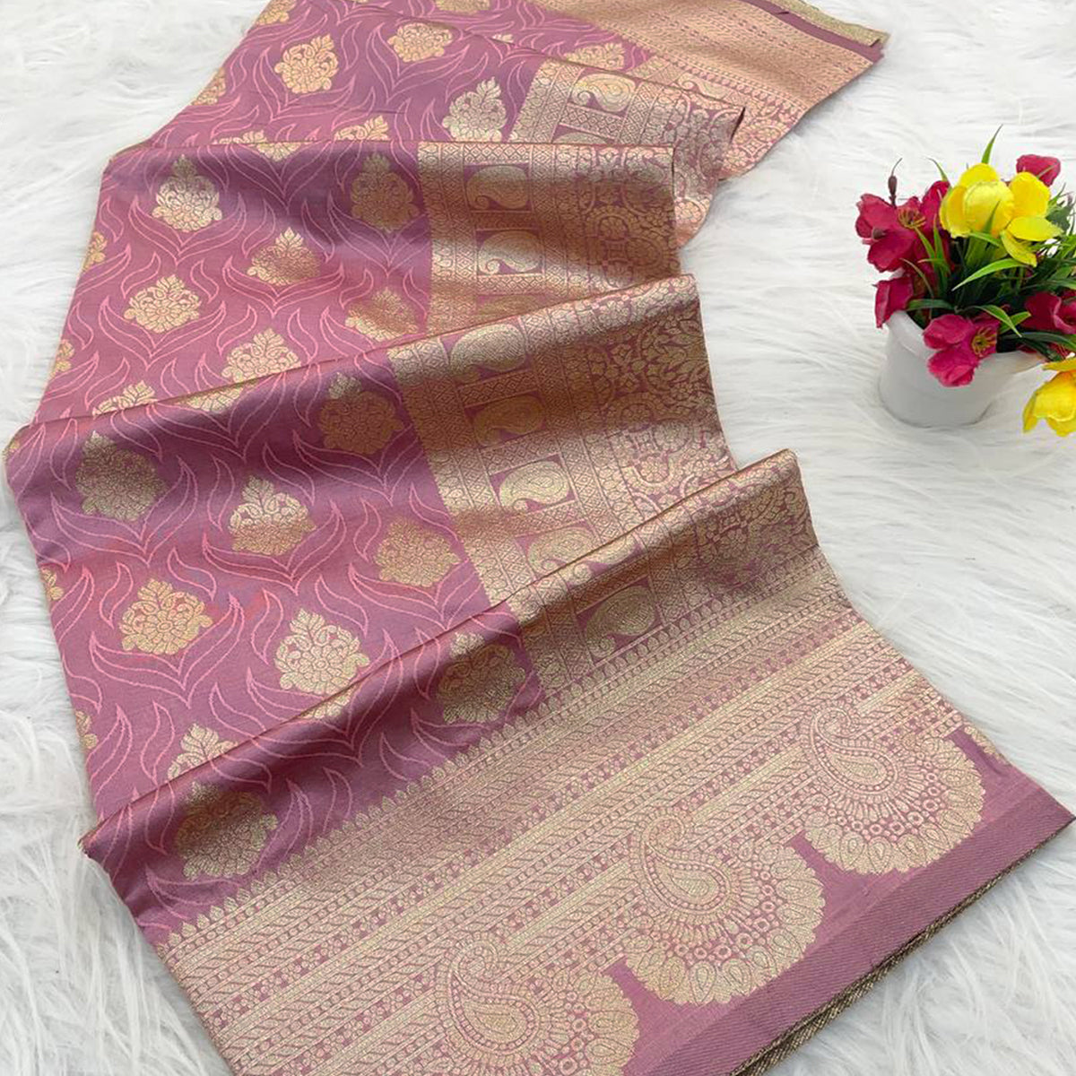 Pink Floral Zari Woven Pure Banarasi Silk Saree Designed for Luxurious Festive Elegance