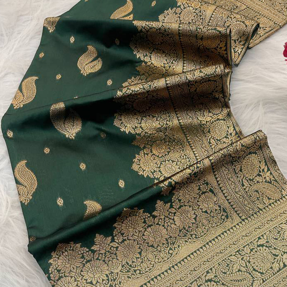 Green Pure Banarasi Silk Saree Adorned with Exquisite Floral Zari Weaving