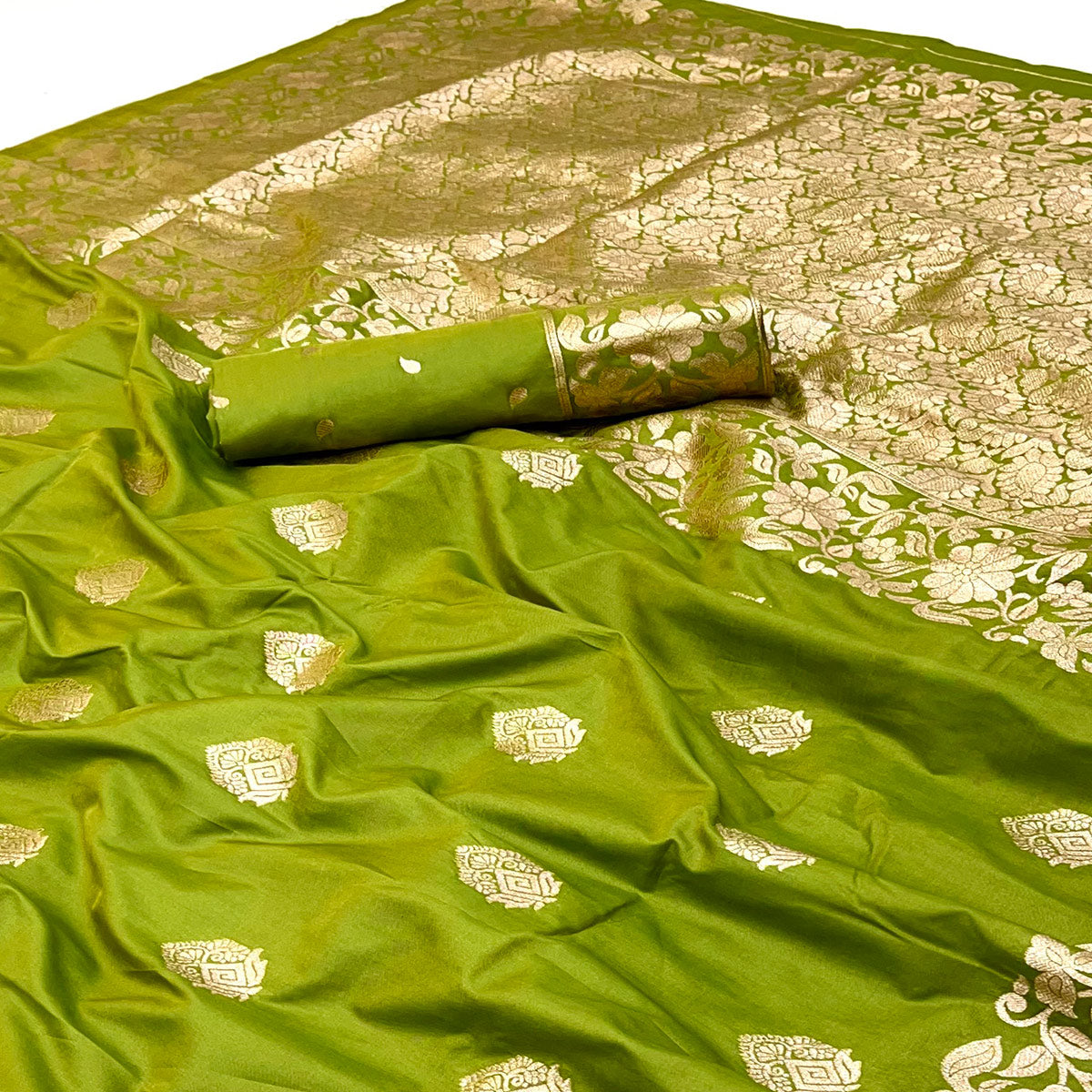 Green Art Silk Saree With Intricate Zari Weave & Majestic Banarasi Pallu