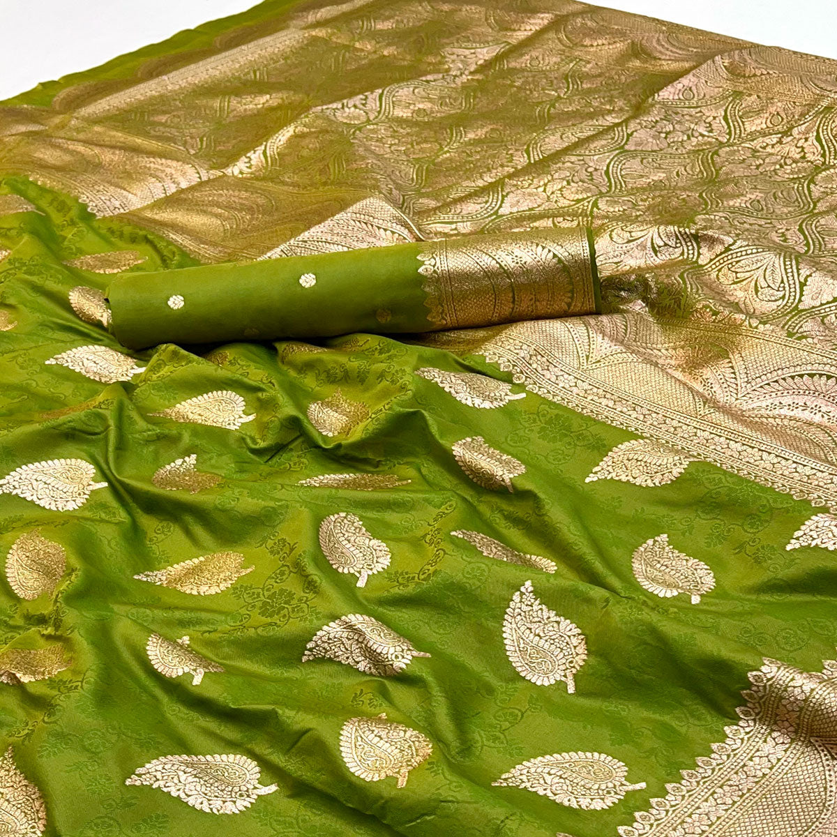 Green Art Silk Saree With Intricate Zari Weaving & Rich Banarasi Pallu