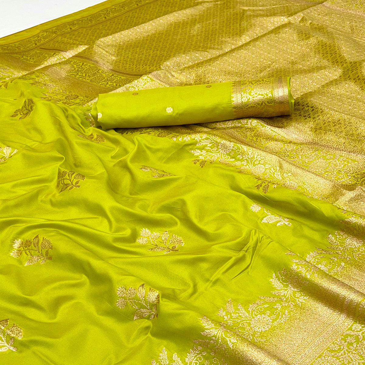 Green Art Silk Saree Featuring Intricate Floral Zari Weaving & An Elegant Banarasi Pallu