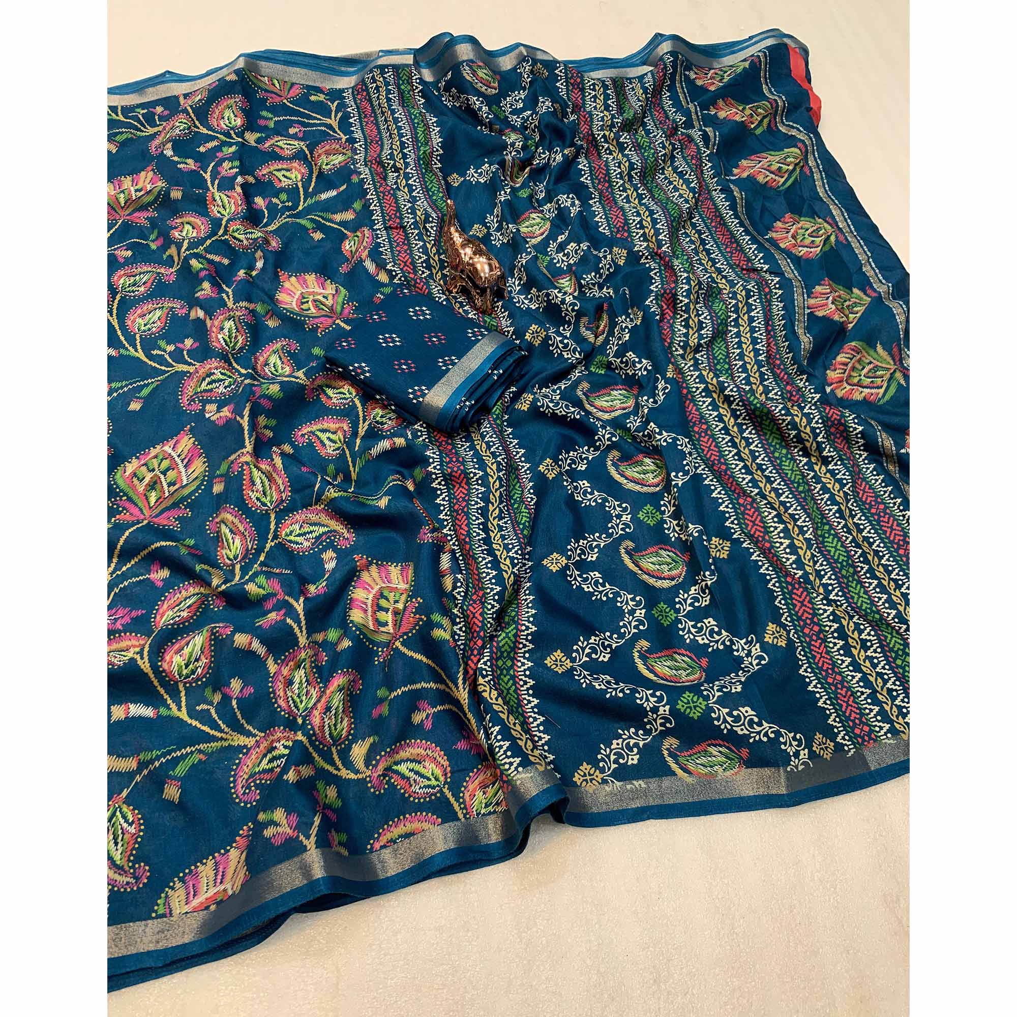 Teal Blue Maheshwari Silk Blend Saree Adorned With Elegant Floral Print & Two Tone Finish