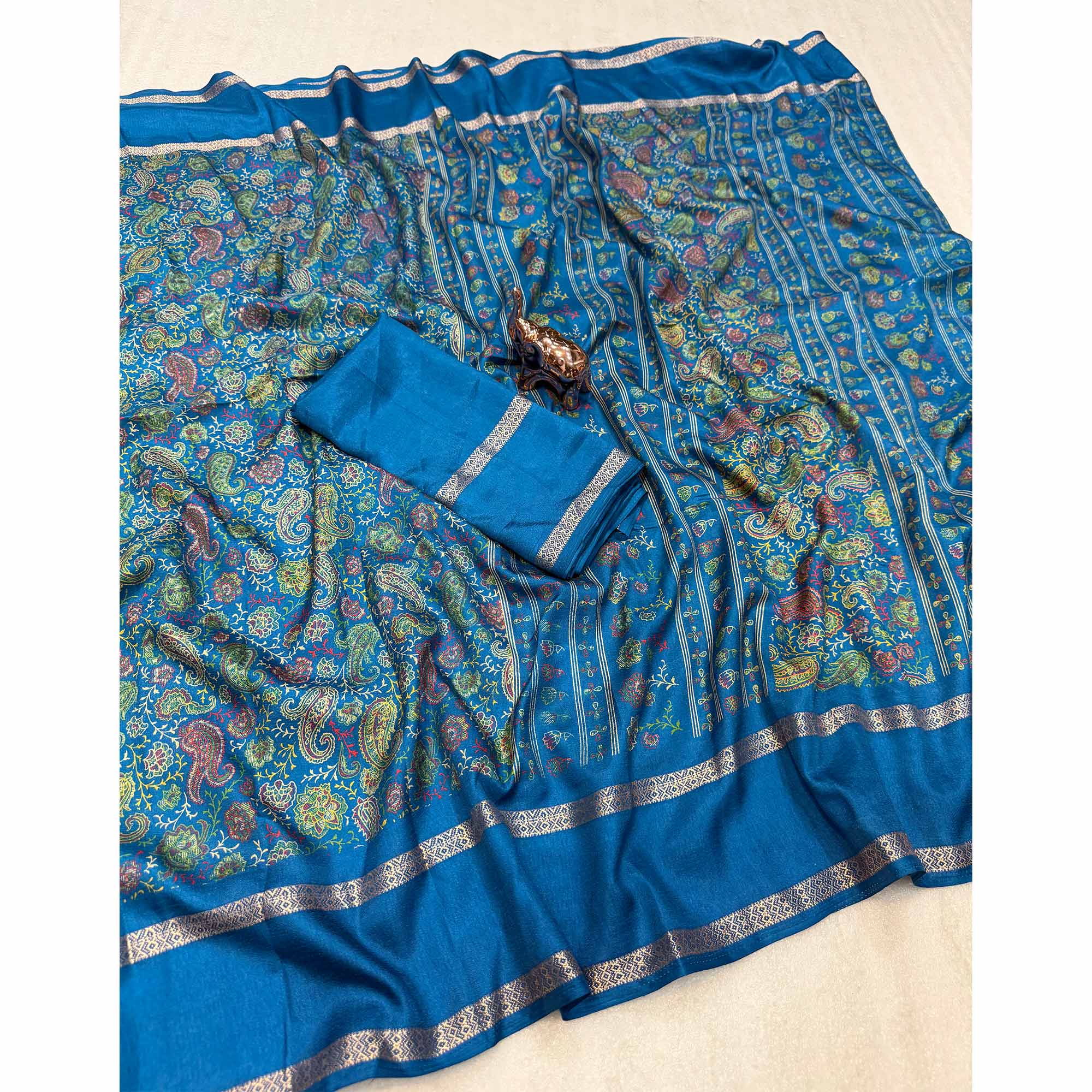 Gorgeous Teal Soft Silk Blend Saree Featuring Classic Paisley Prints for Elegant Occasions