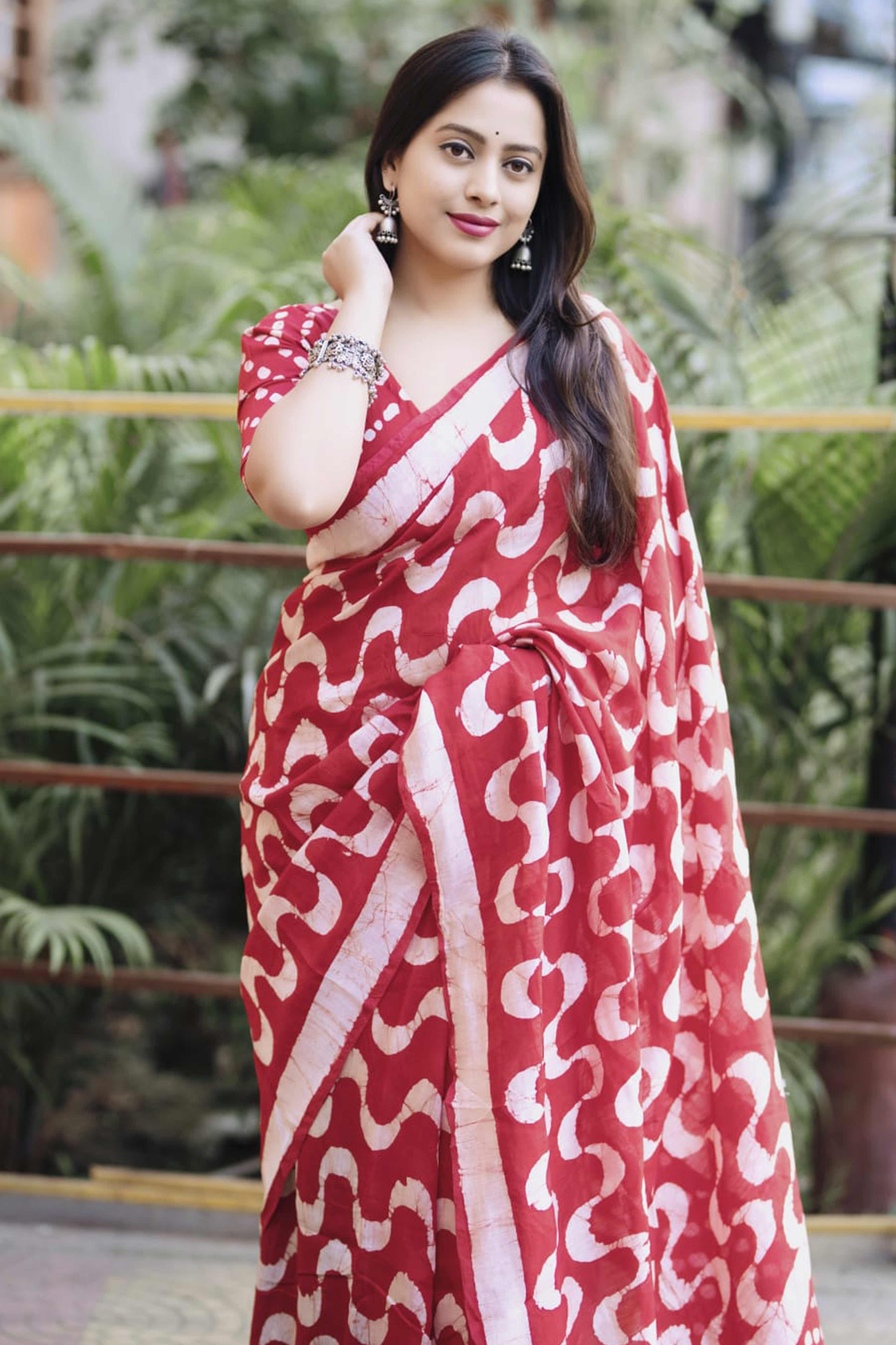 Brick Red Linen Saree With Vibrant Zig Zag Digital Print & Trendy Tassel Pallu