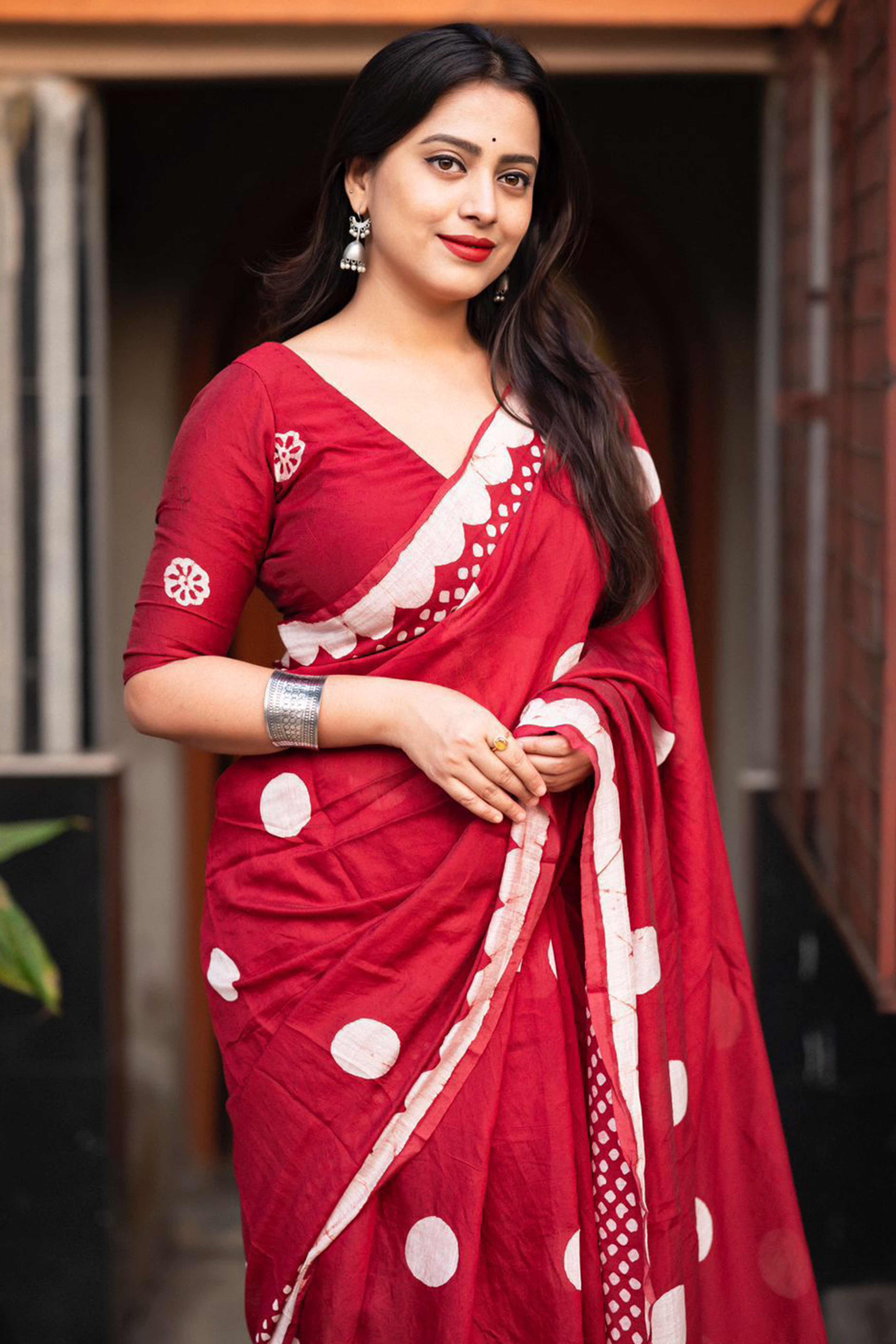 Maroon Linen Saree With Vibrant Polka Digital Print & Trendy Tassel Pallu