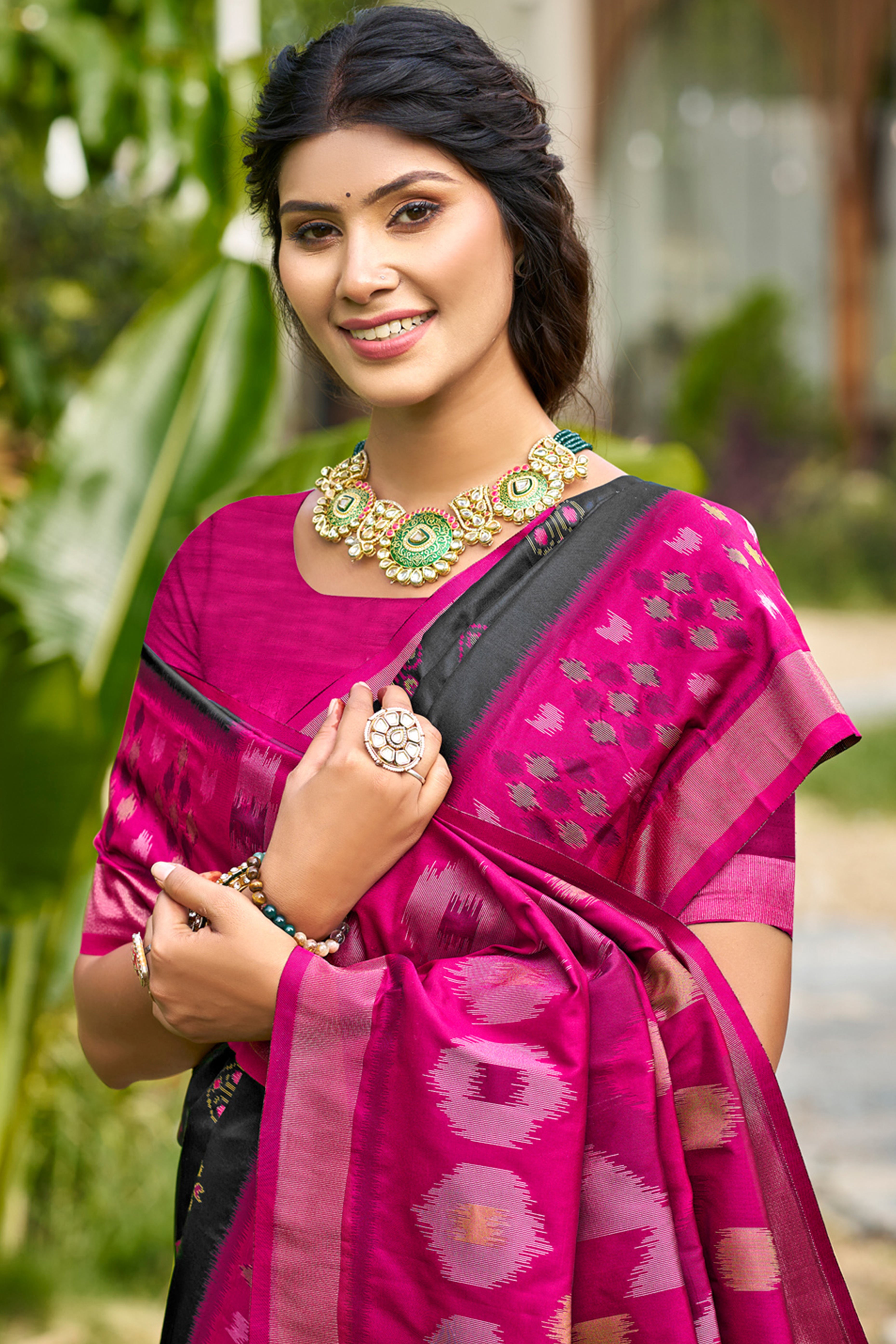 Classic Balck Pochampally Ikkat Silk Blend Saree Completed With Refined Weaving & Tassel Pallu