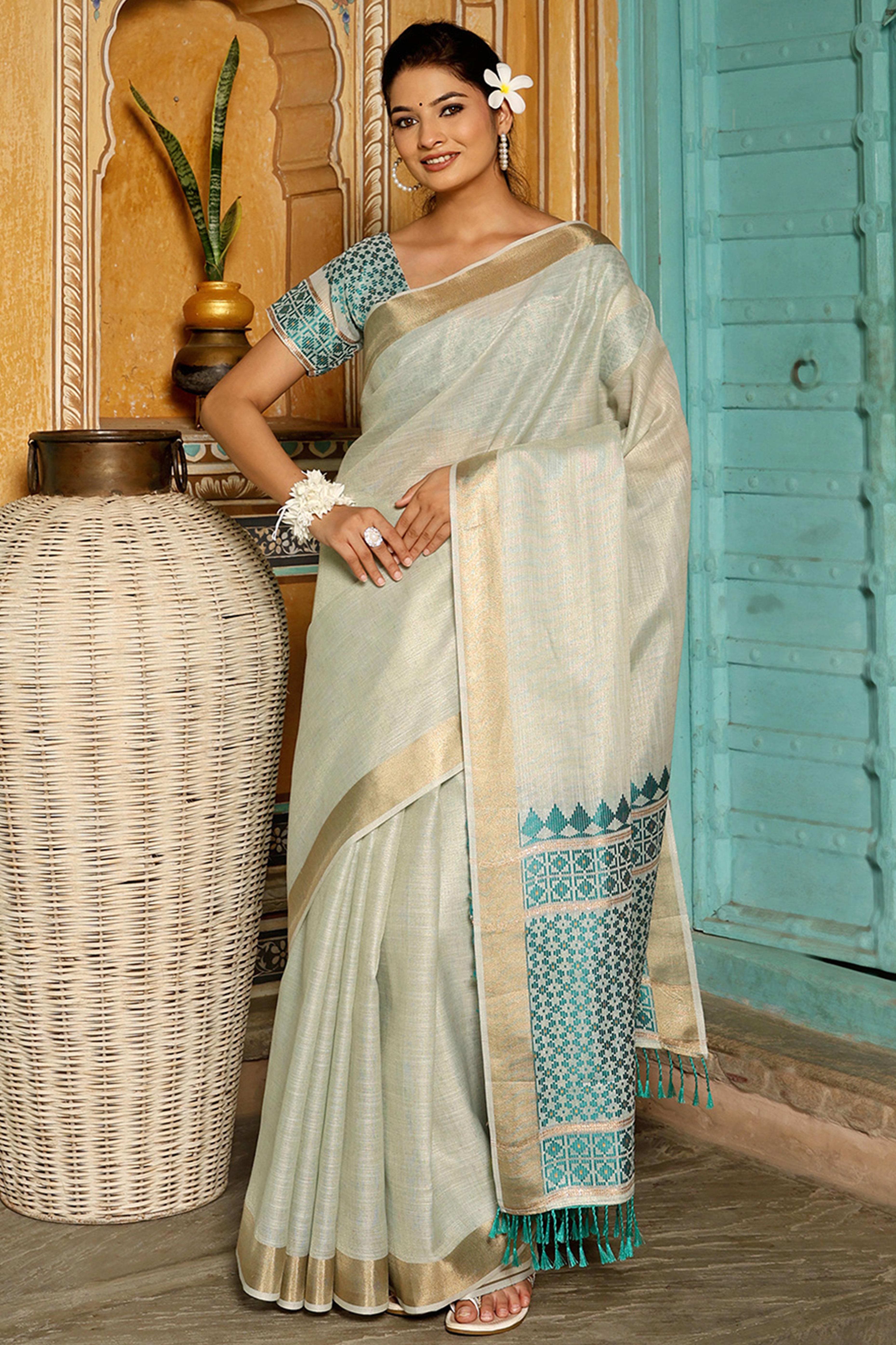 Minimalist Cream Linen Saree with Elegant Rama Green Pallu in Handloom Weave Look