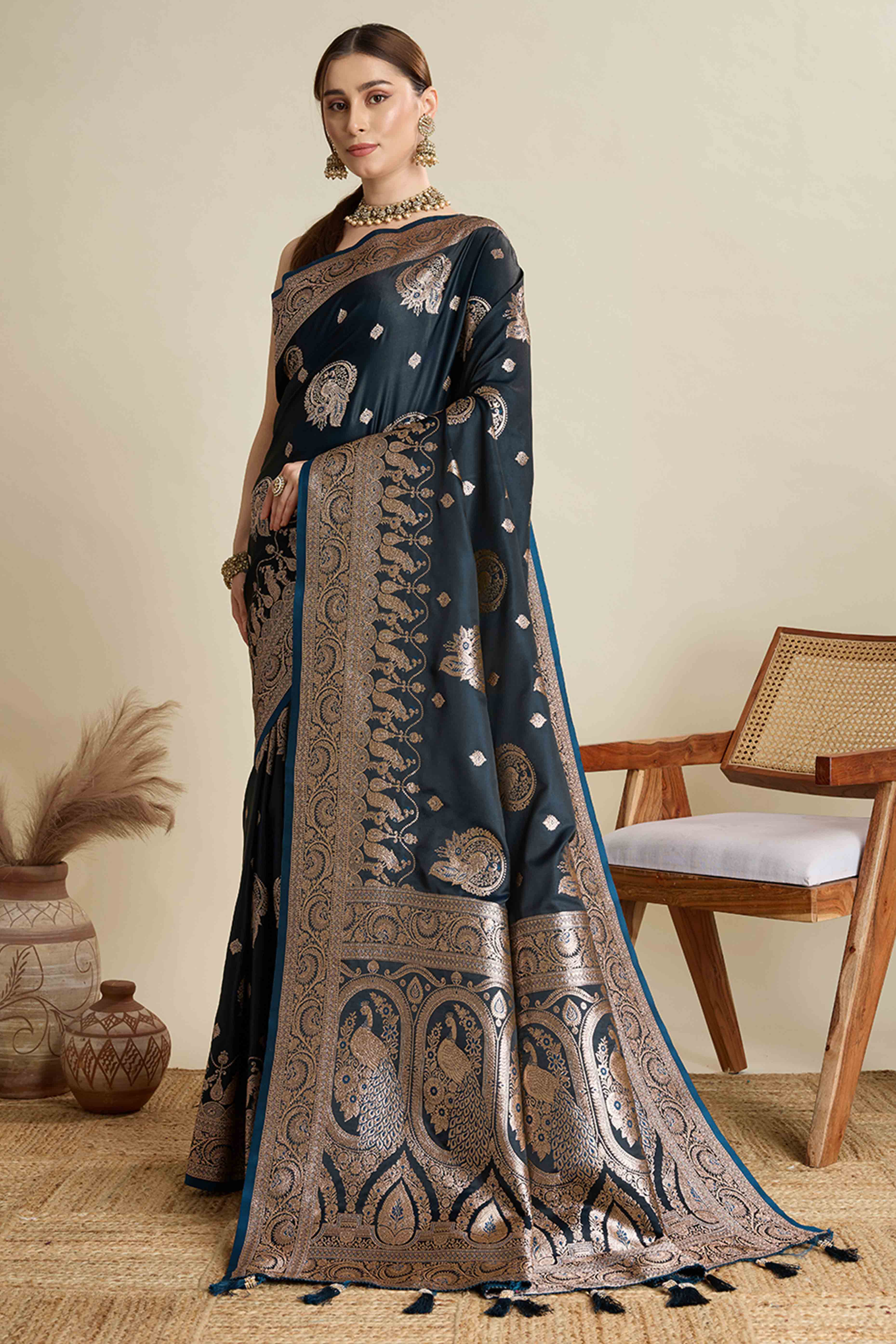 Navy Blue Pure Silk Saree Featuring Traditional Banarasi Zari Weaving Patterns